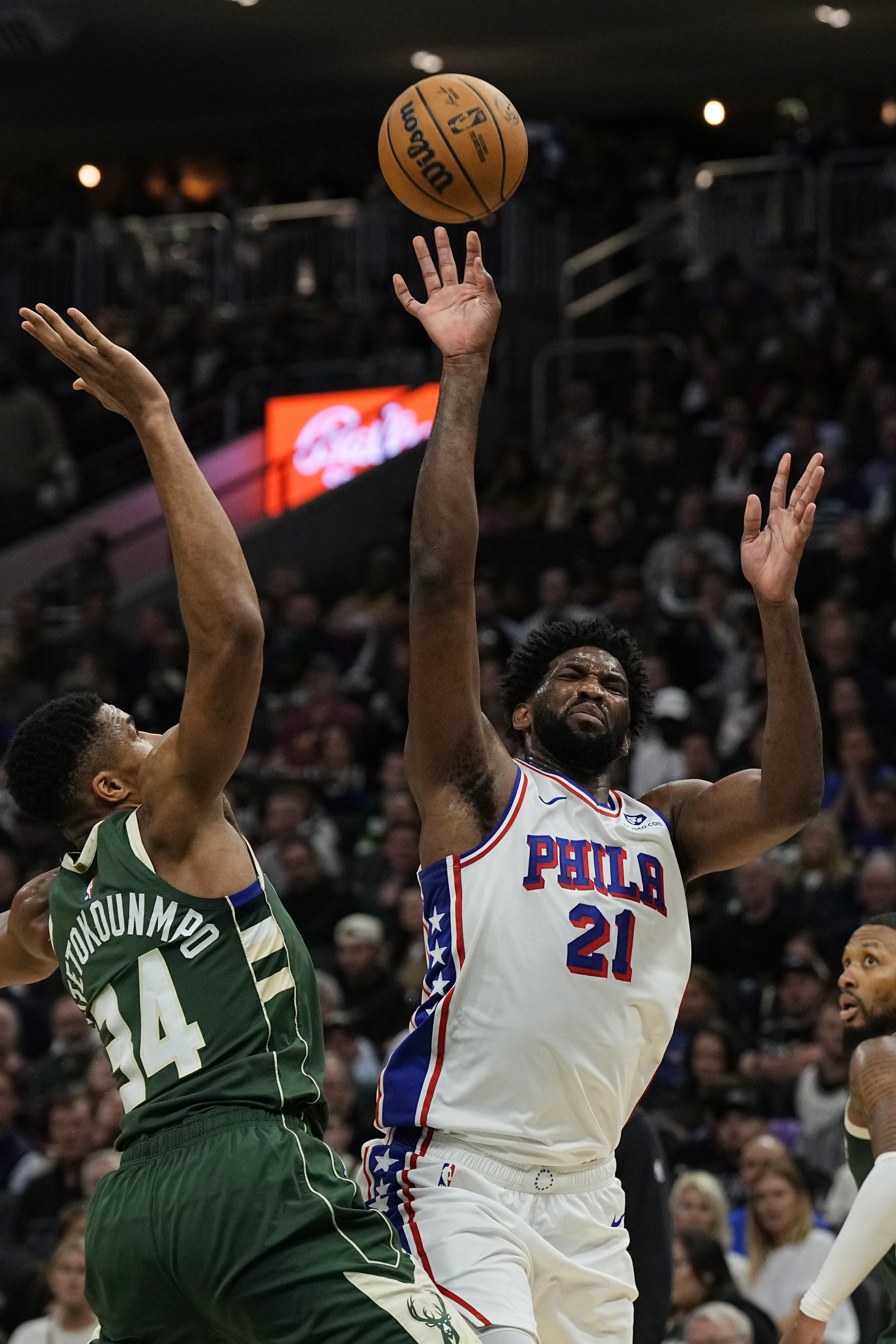 Lillard scores 39 points in his Bucks debut to help Milwaukee edge the  Philadelphia 76ers 118-117 – KGET 17