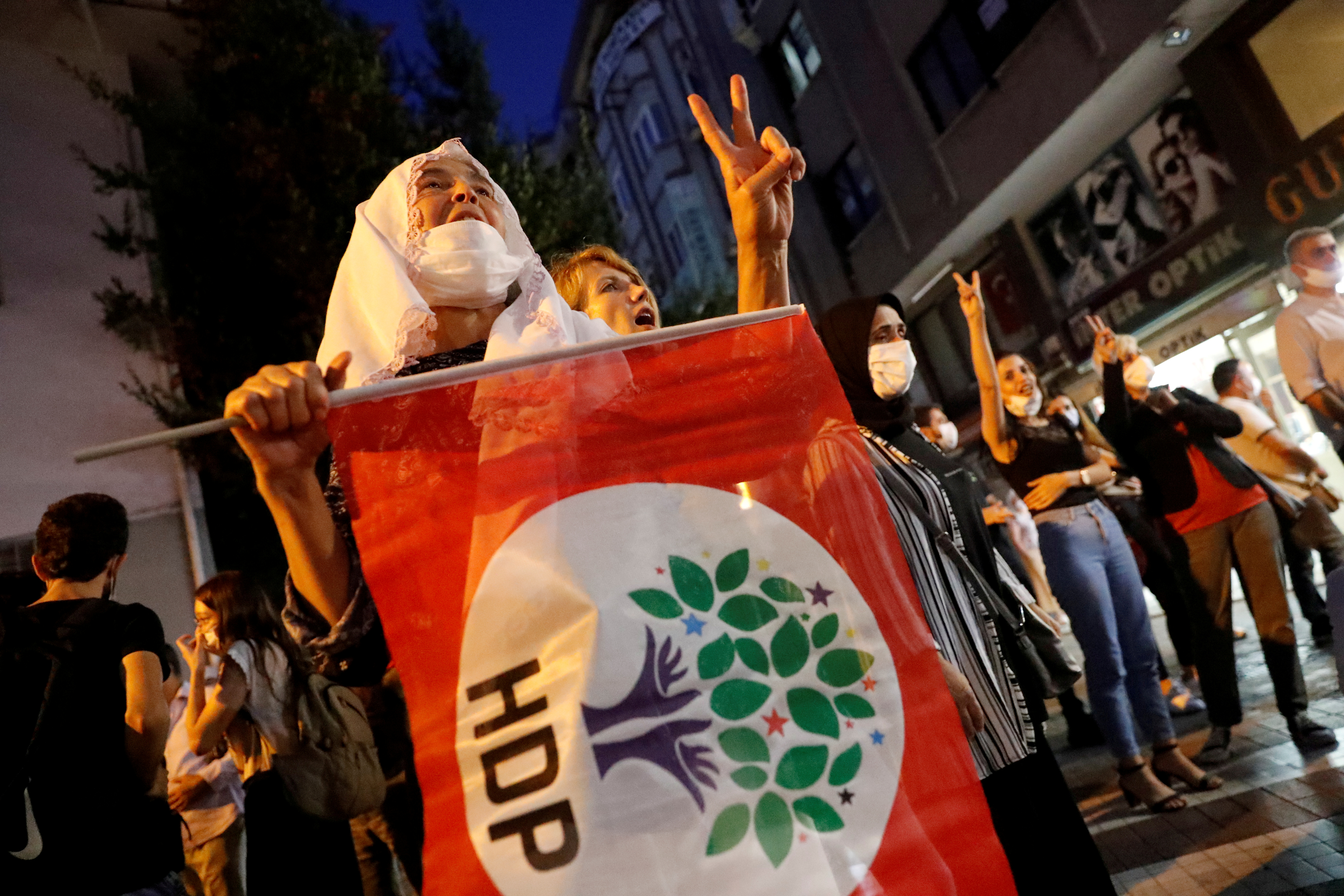 Supporters of pro-Kurdish Peoples Democratic Party (HDP) shout slogans during a protest against the arrest of 82 people including members of their party, in Istanbul, Turkey September 25, 2020. REUTERS/Murad Sezer/File Photo