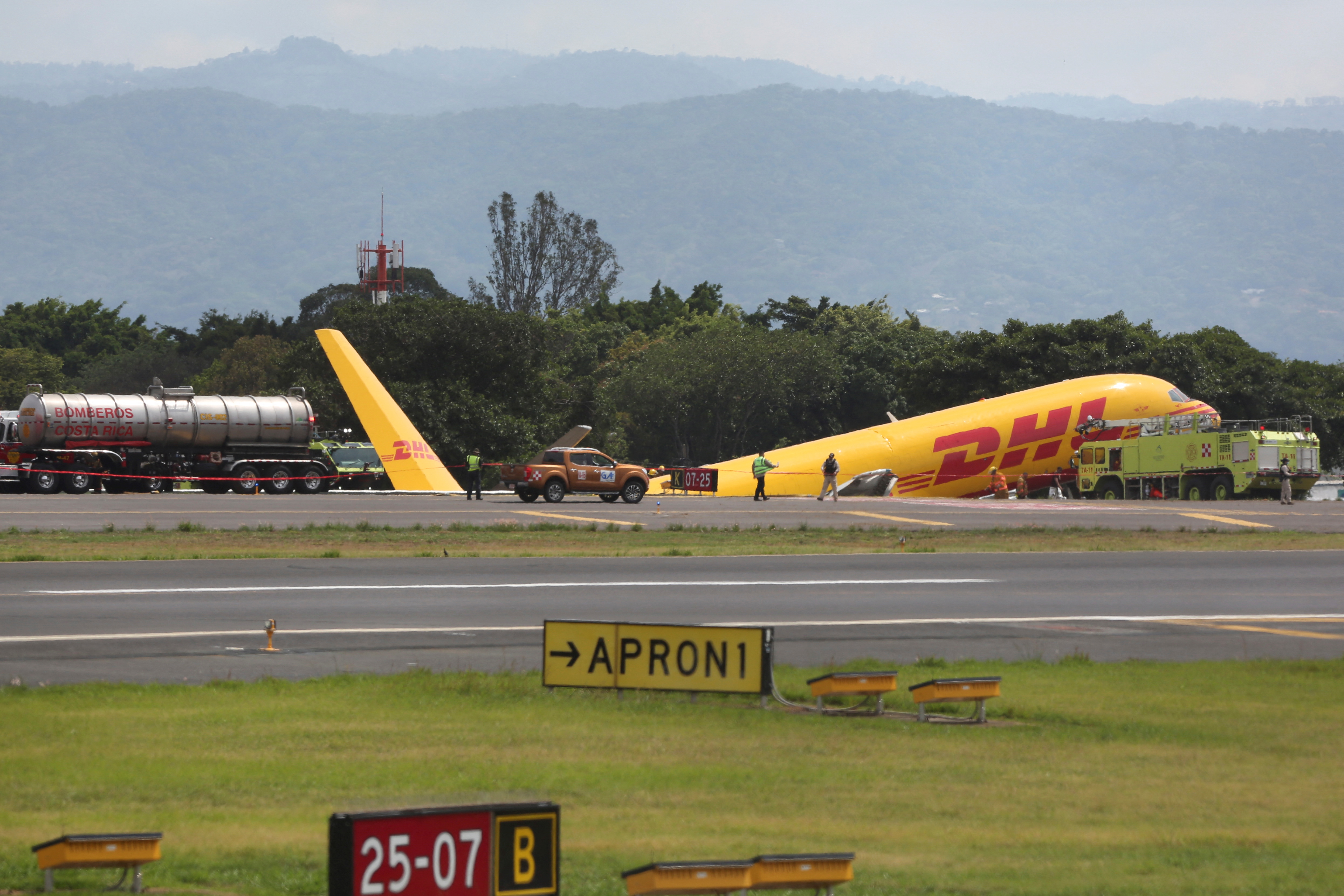 Rica costa dhl plane crash cargo Viral Video