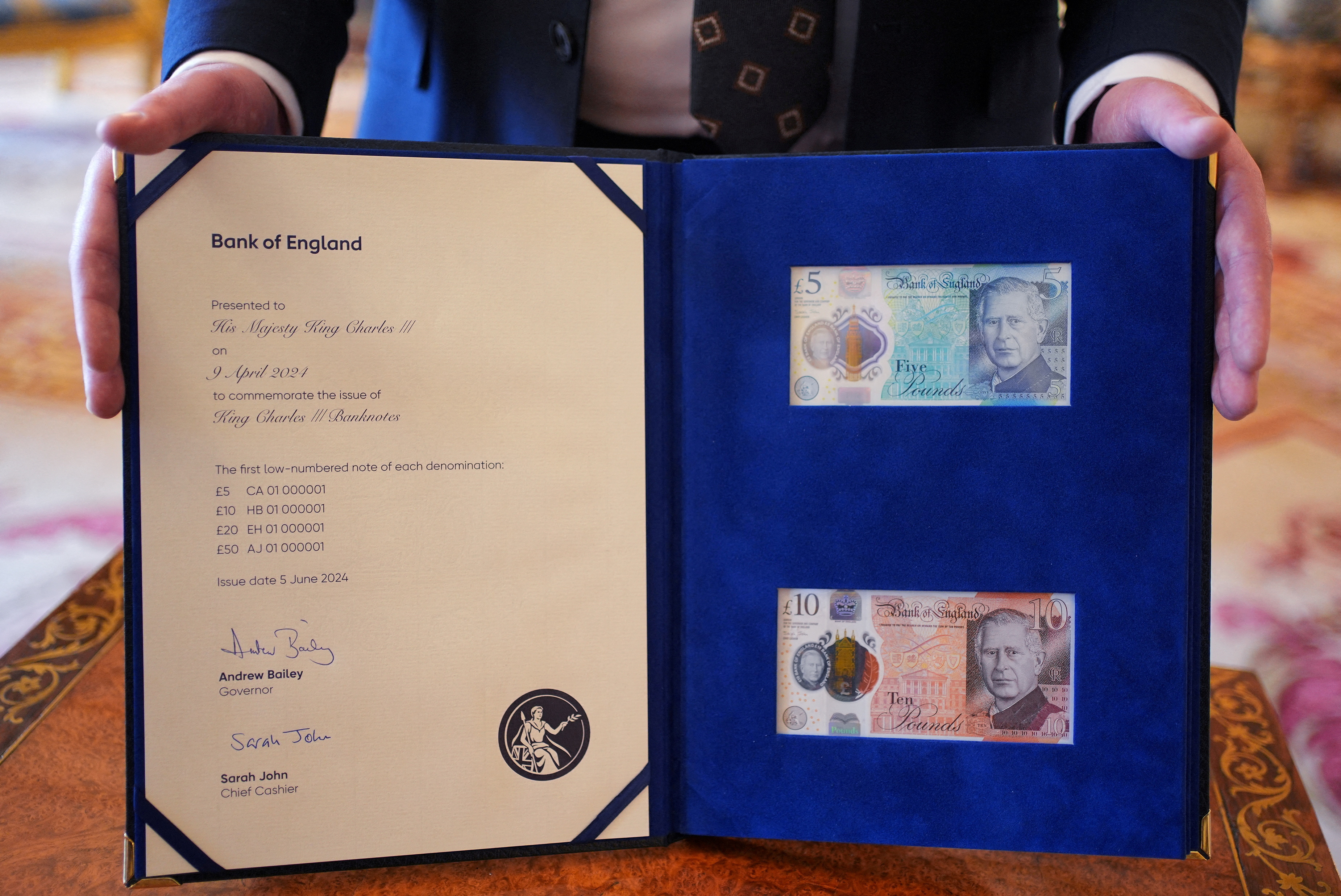 تلقى الملك تشارلز أول أوراق نقدية تحمل صورته في لندن