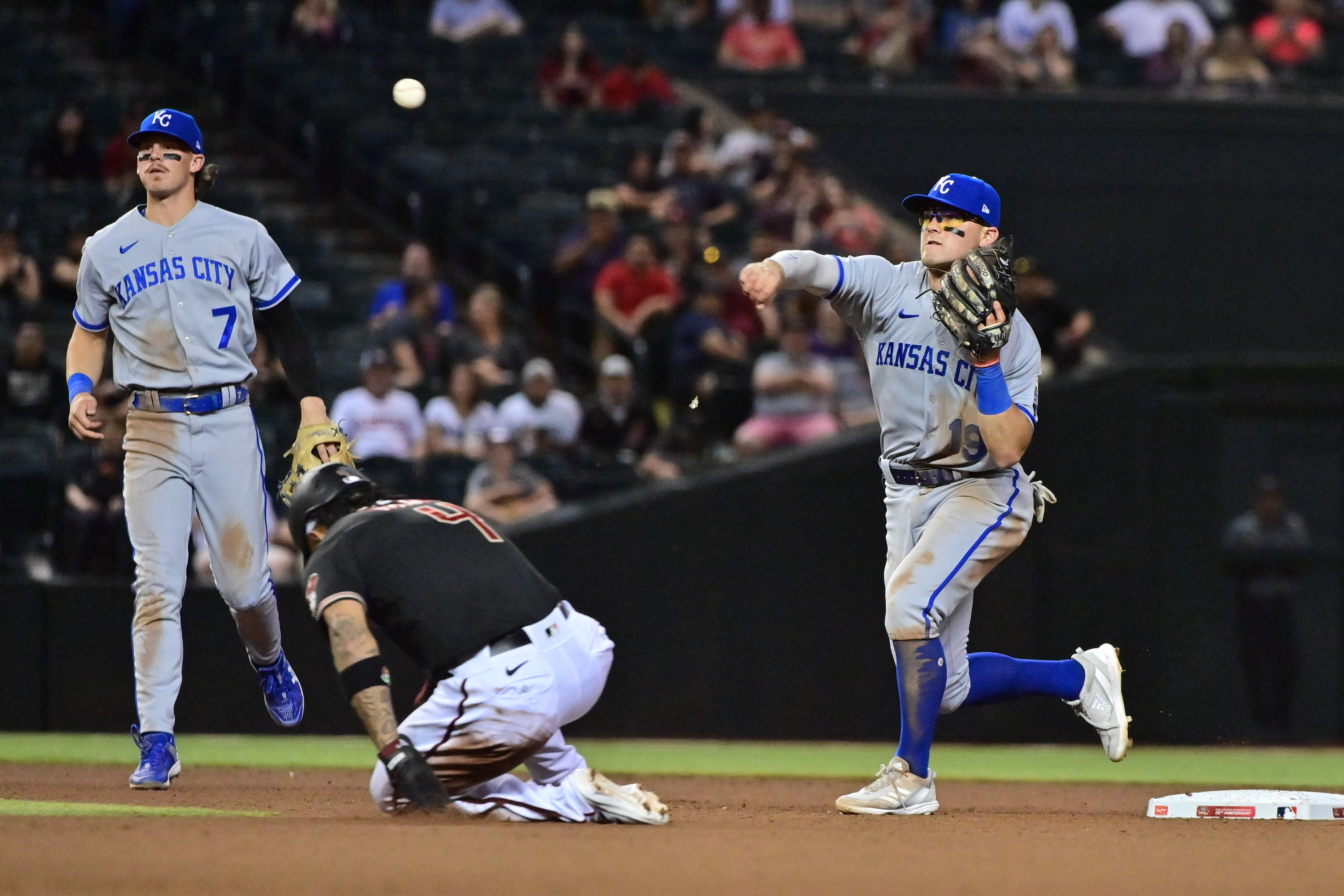 Royals take advantage of D-backs' shift, errors to score odd run