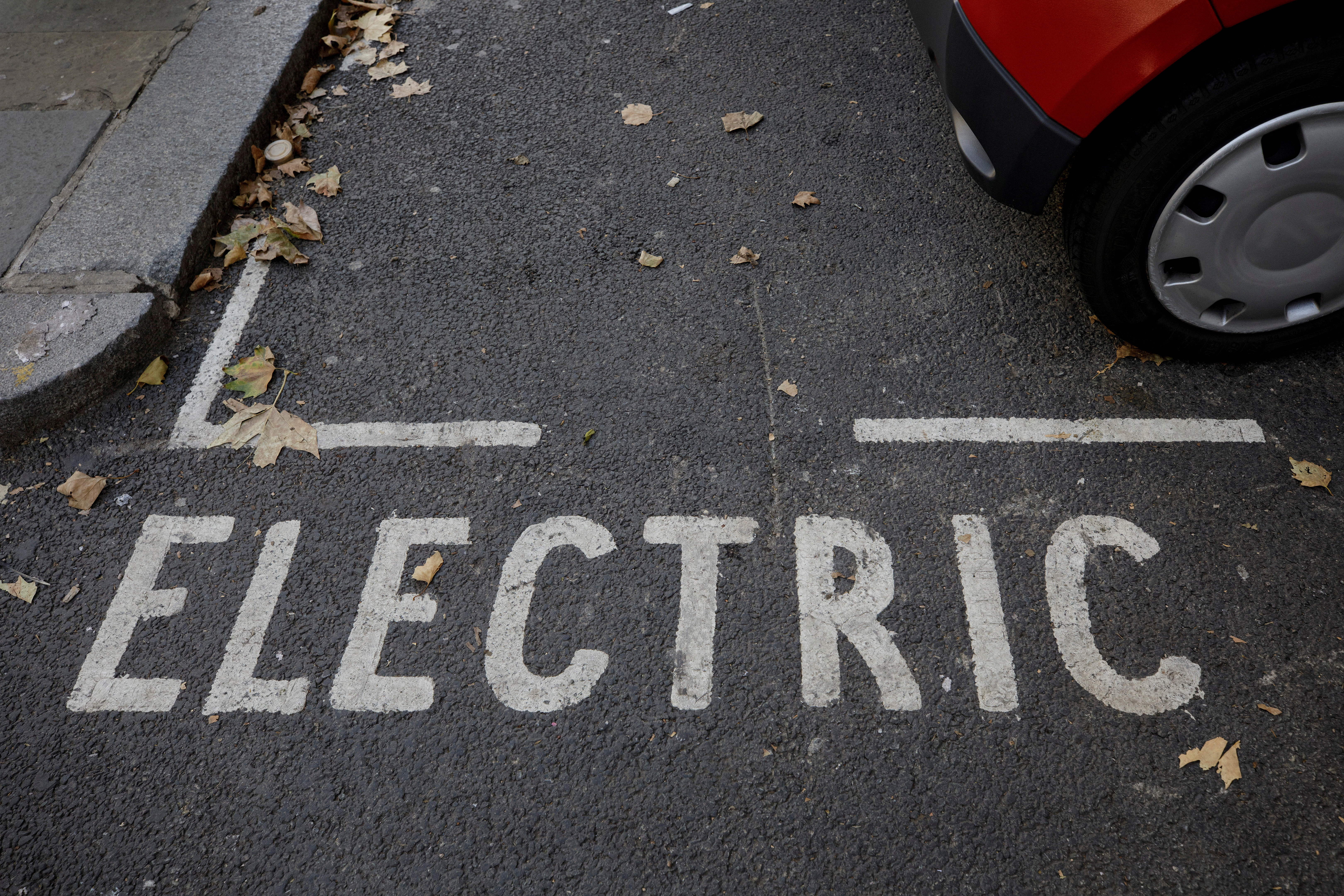 Une aire de stationnement réservée à la recharge des voitures électriques à Londres
