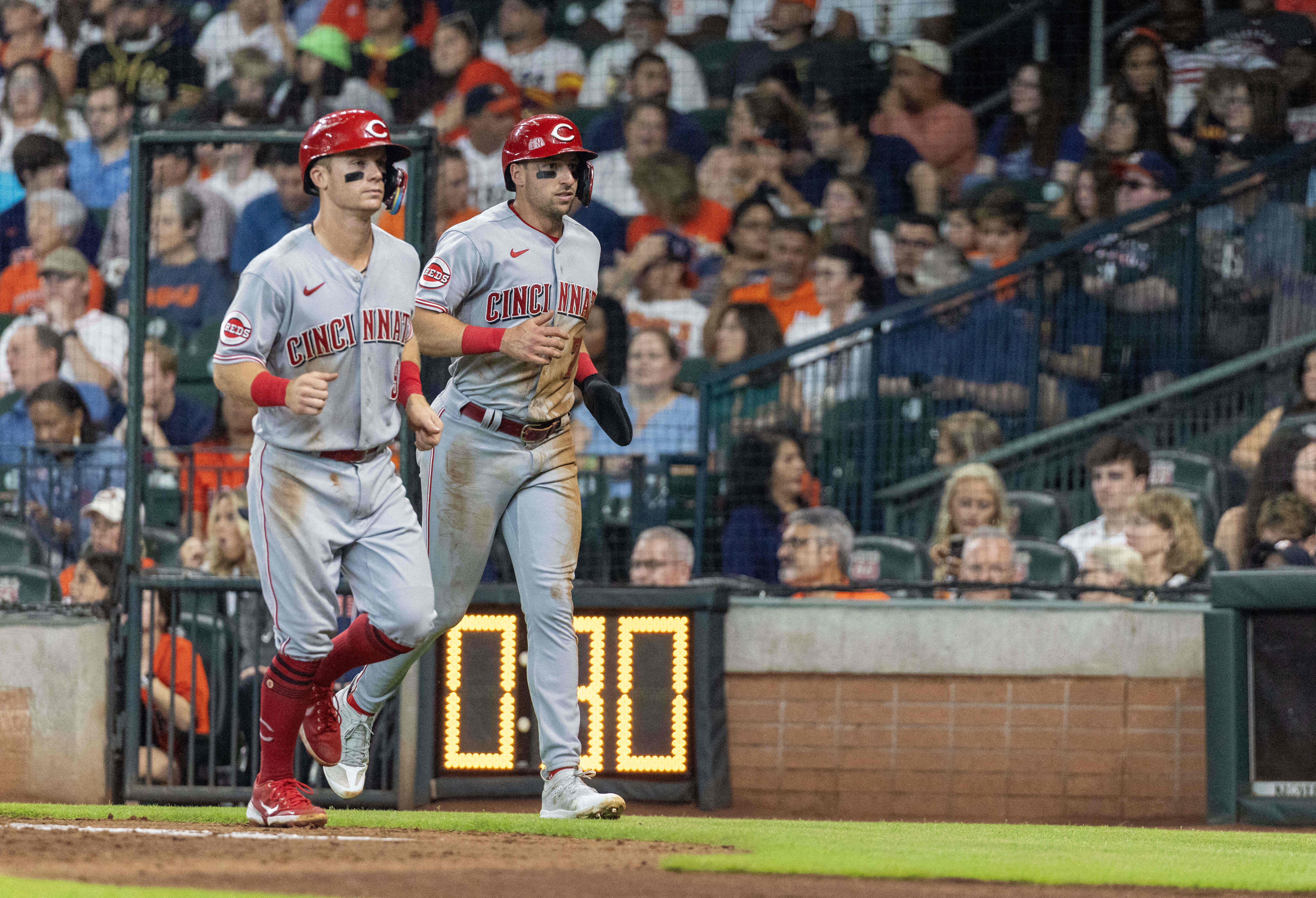 Reds drub Astros 10-3, post seventh straight win