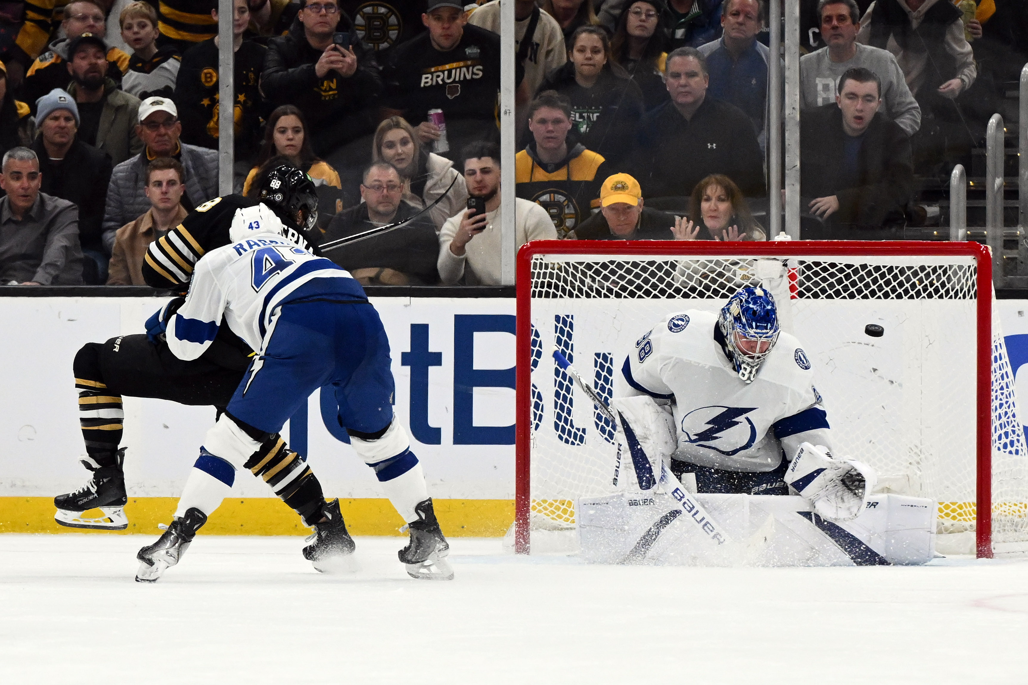 Bruins roll past Lightning to remain hot | Reuters