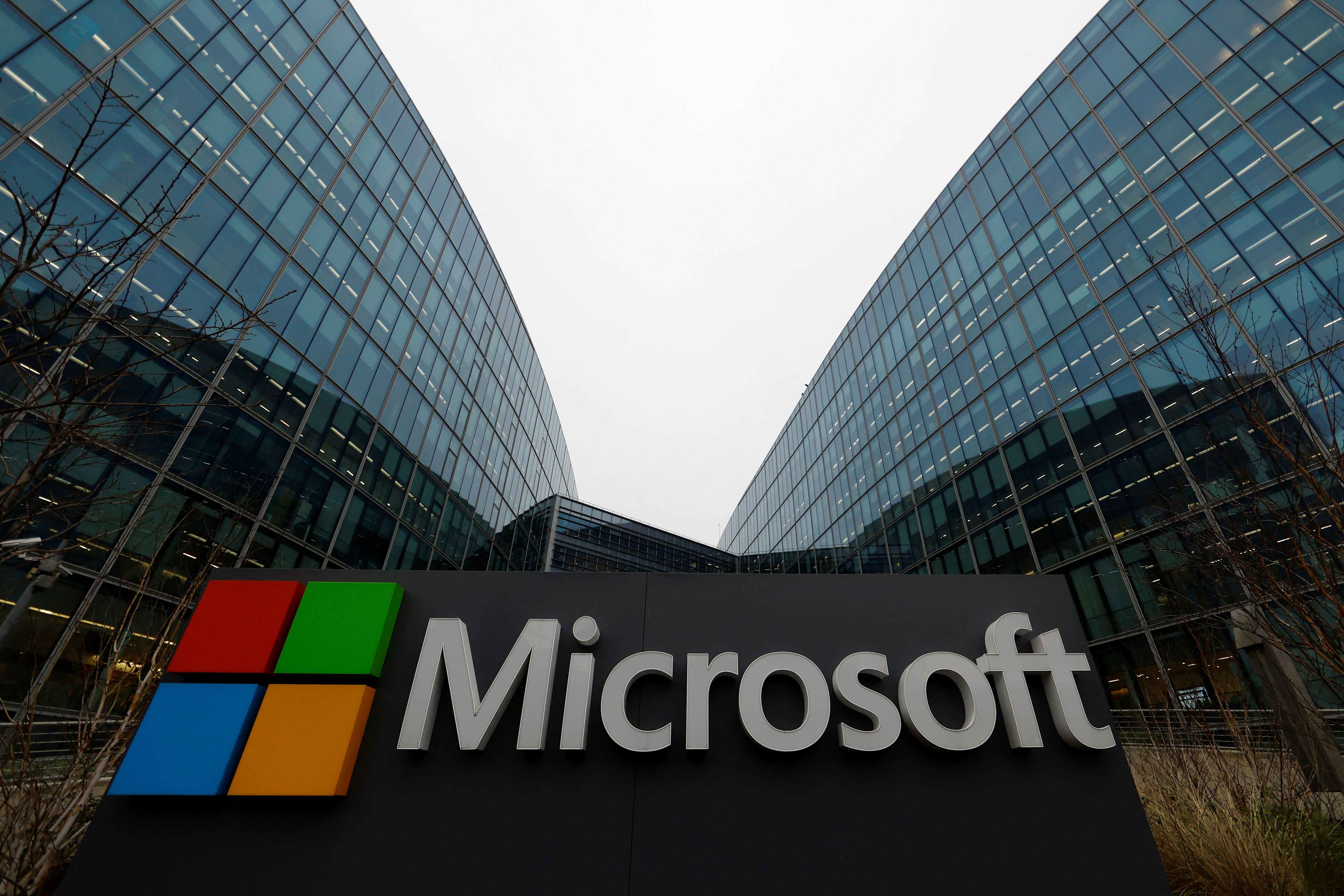 Se ve un logotipo de Microsoft en Issy-les-Moulineaux, cerca de París.