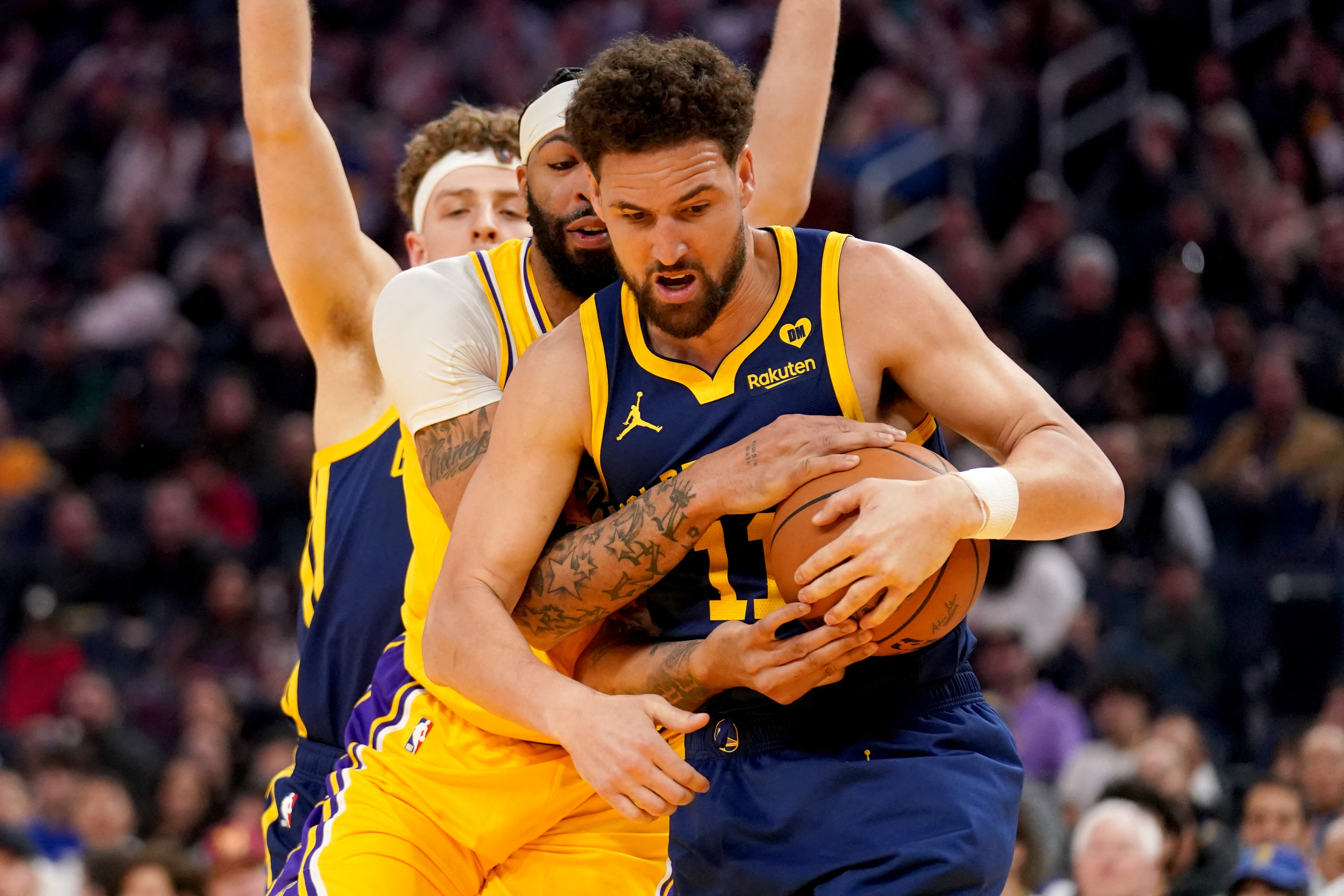 Stephen Curry, Warriors outdistance short-handed Lakers
