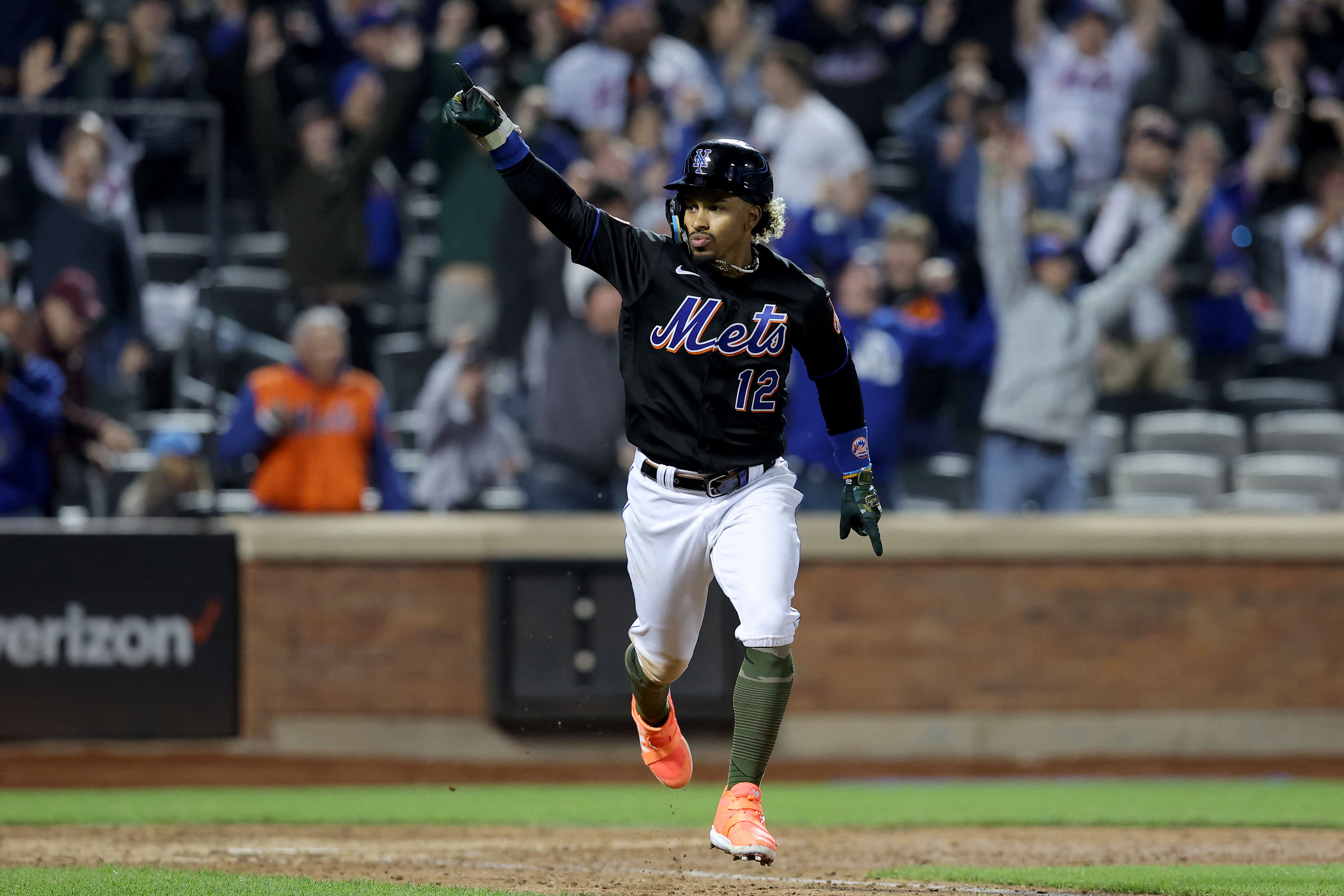 Mets rally multiple times to outlast Guardians 10-9