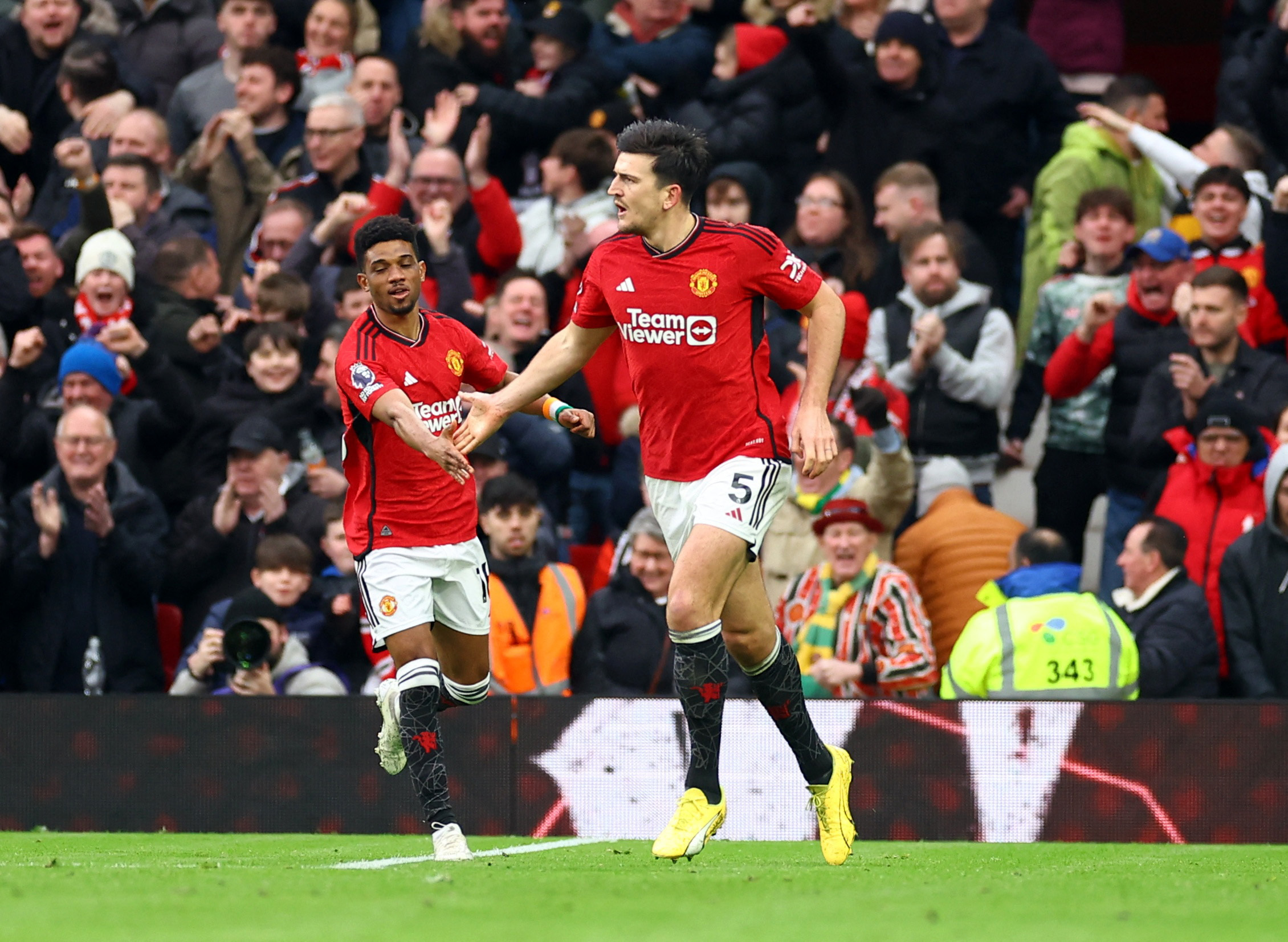 Man City, Arsenal close on Liverpool, Fulham stun Man United | Reuters 