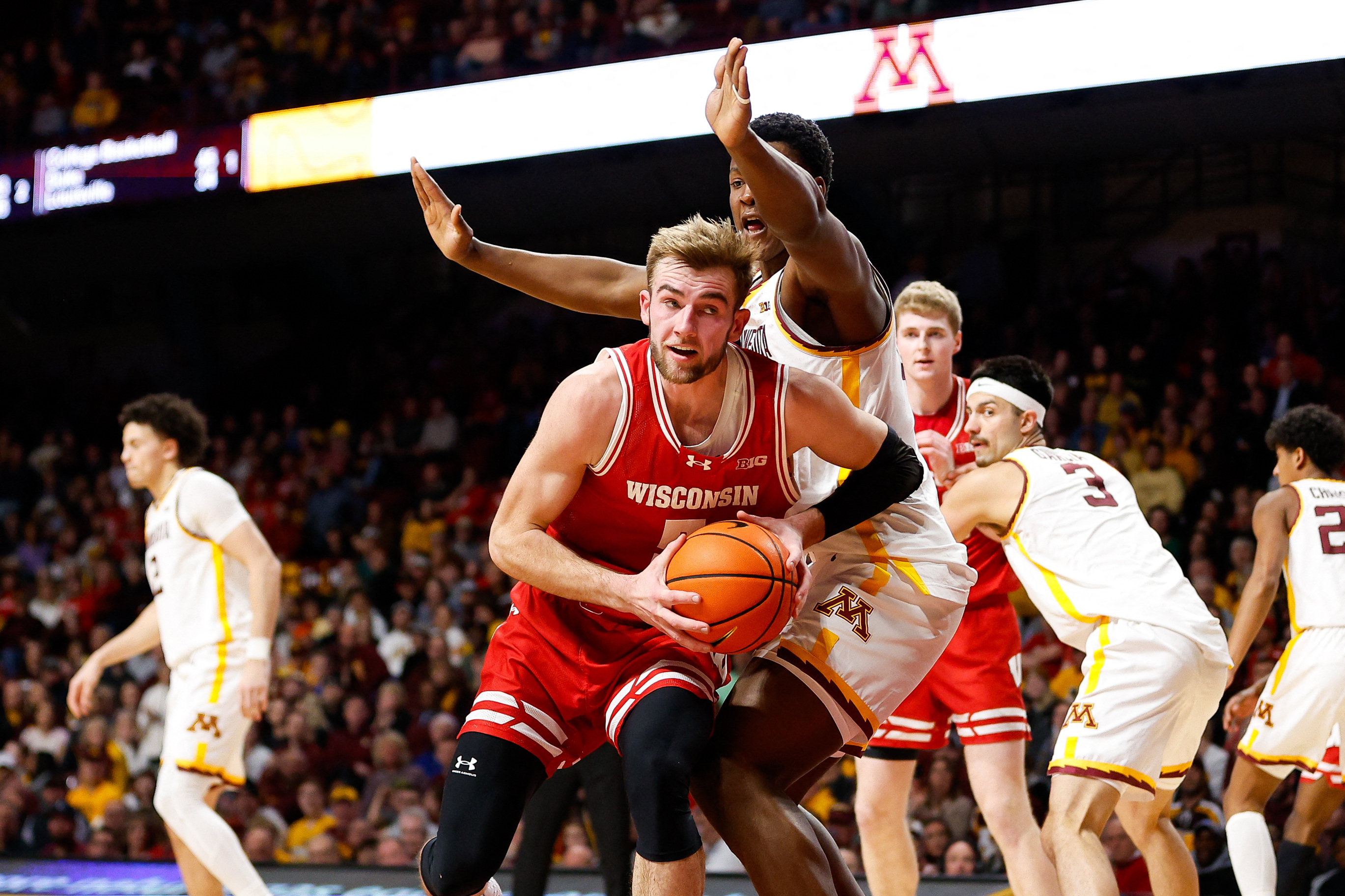 No. 13 Wisconsin Escapes Minnesota With 61-59 Win | Reuters