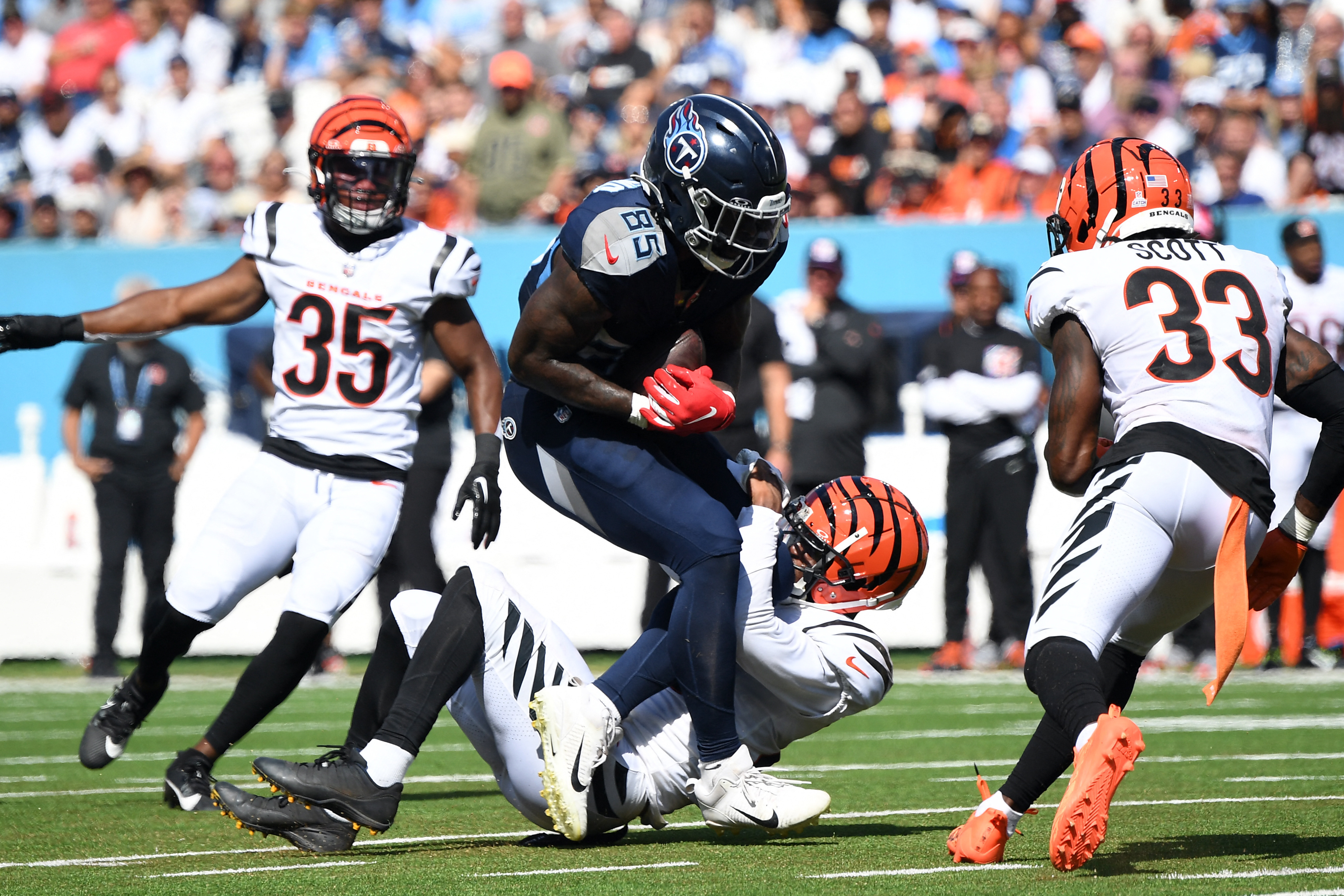 Henry runs for TD, throws for score as Titans rout Burrow, Bengals 27-3, National Sports