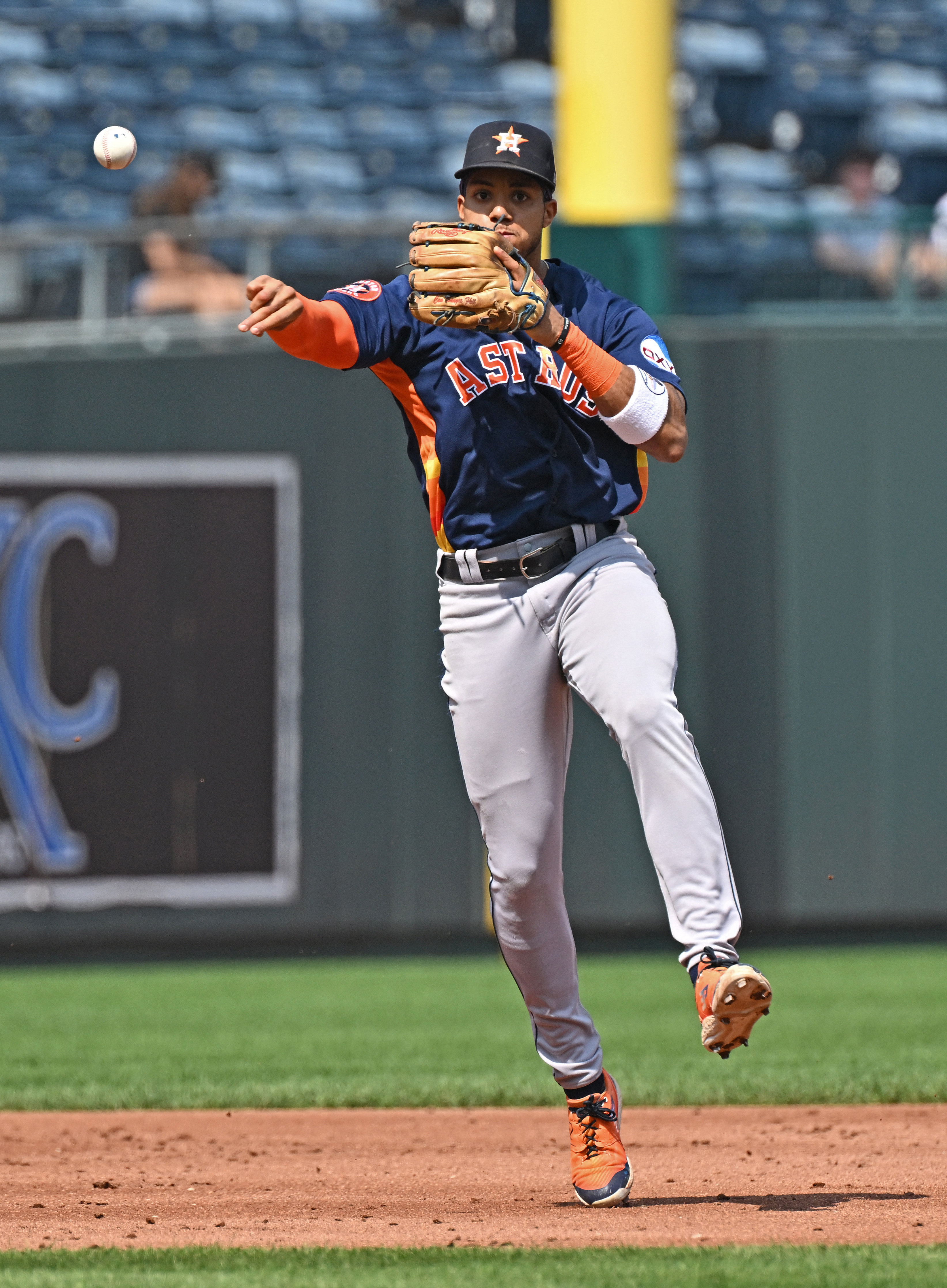 Red Sox rebound with win over Royals in KC