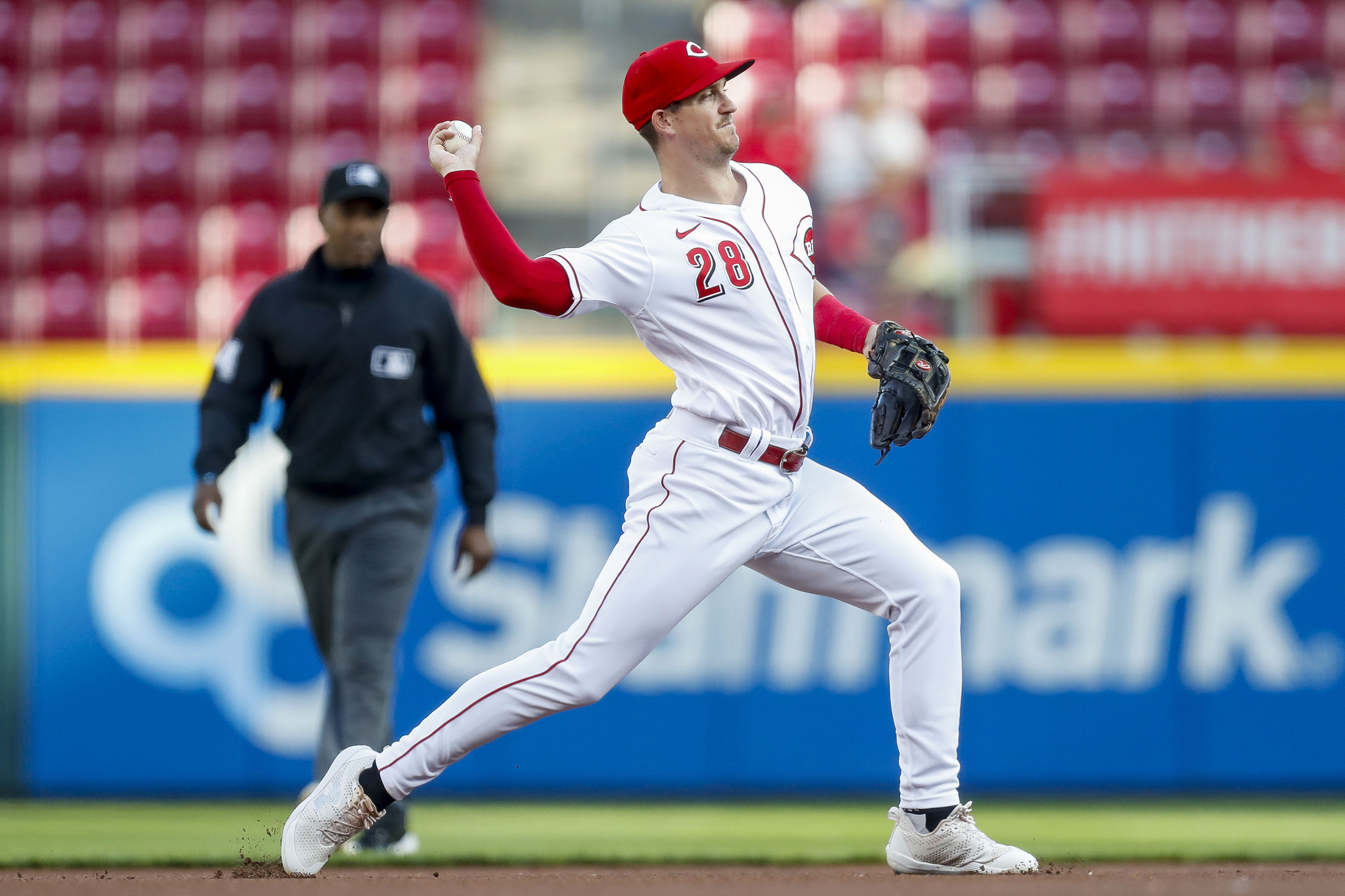 Reds build big lead, hold on for win over Mets