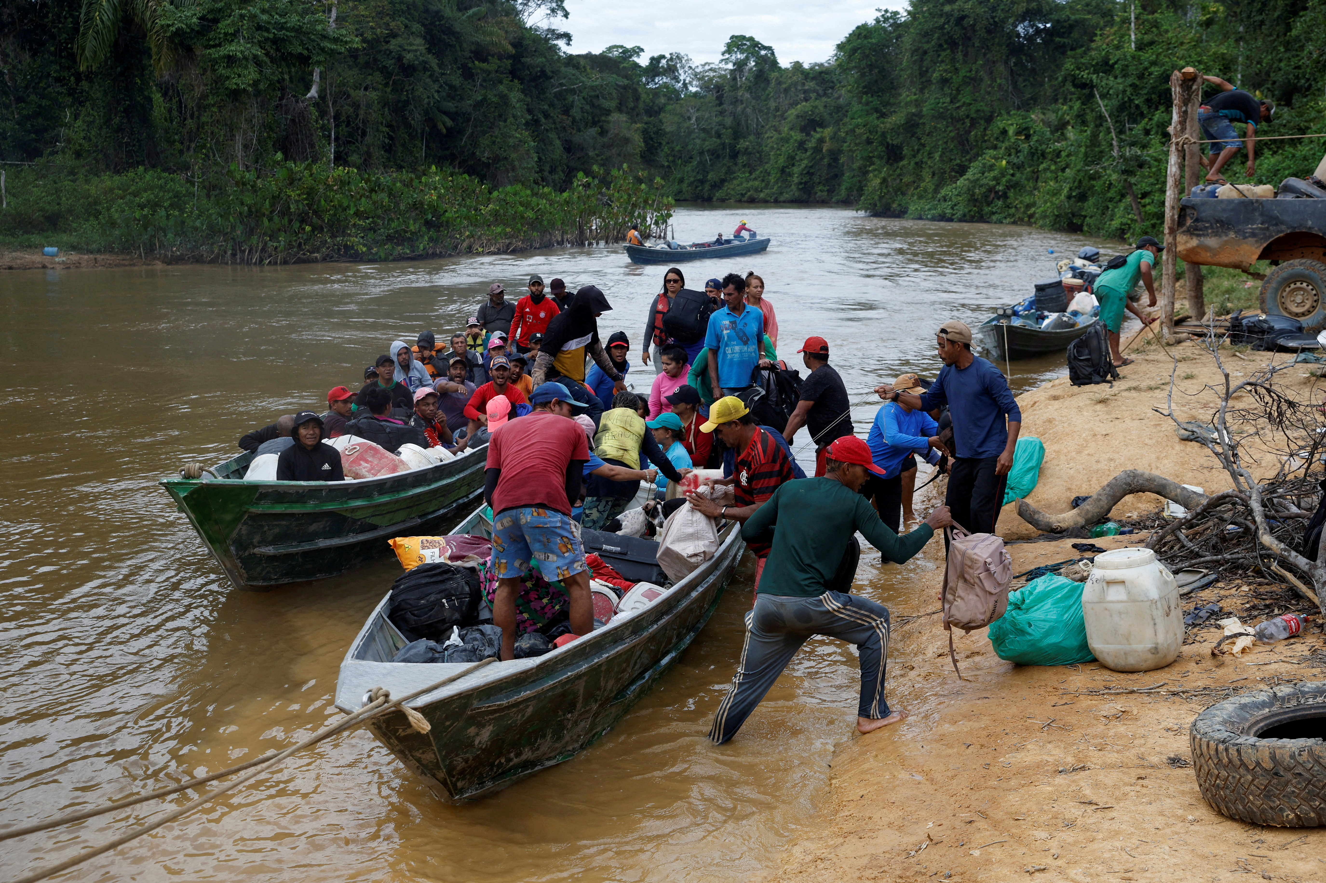 Brazilian Organized Crime Destroys the  with Illegal Mining - Diálogo  Américas