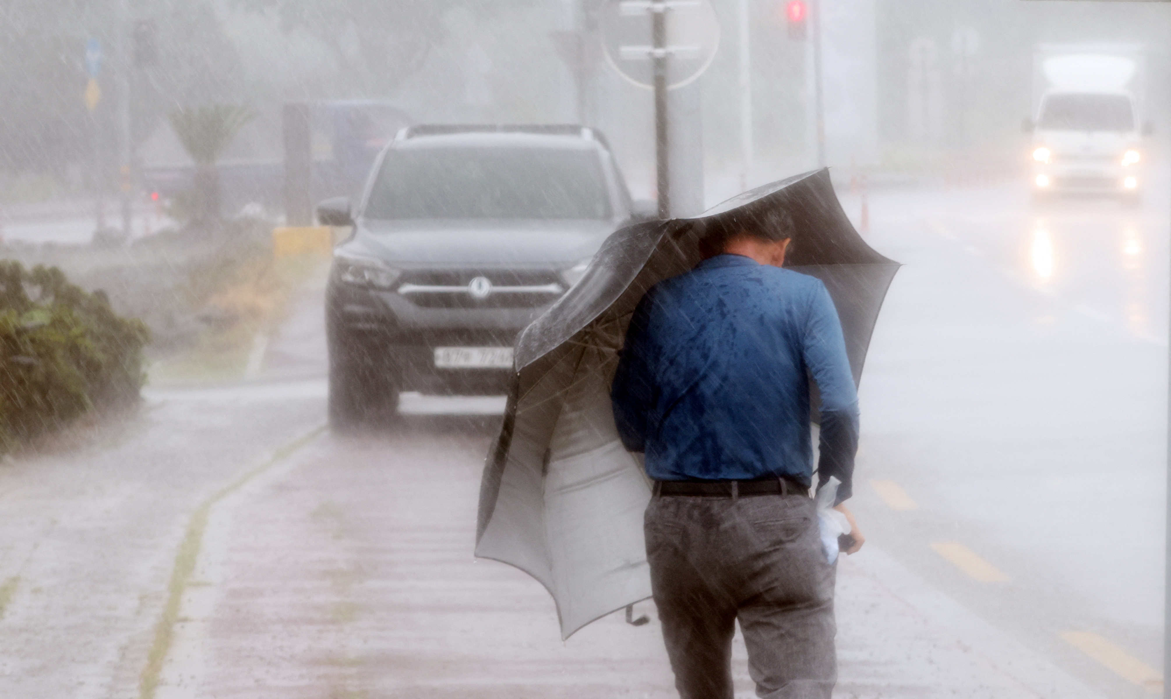 Sweltering Tokyo Braces for Approach of Typhoon Shanshan - Bloomberg