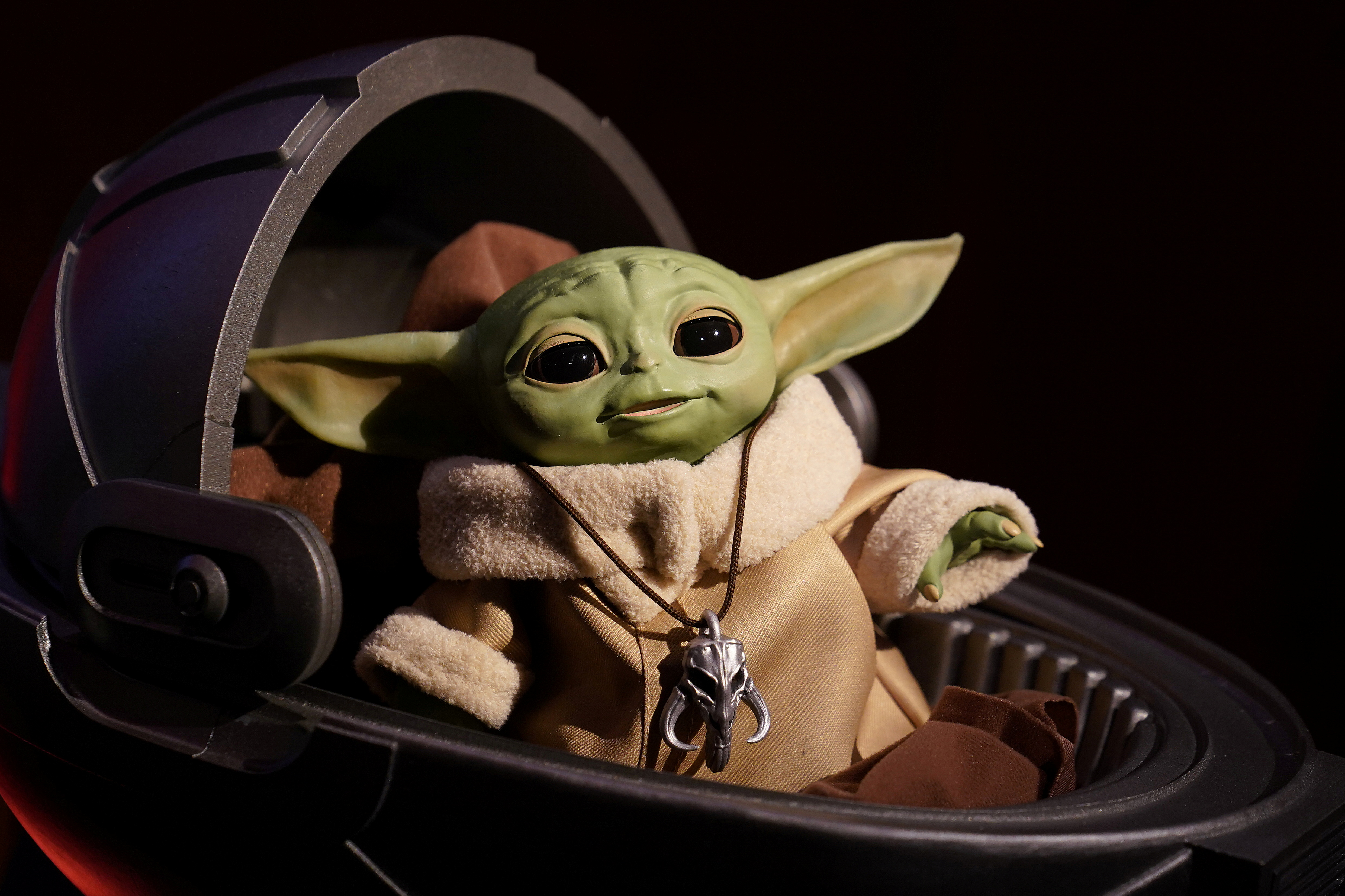 Un juguete animatrónico Baby Yoda se muestra durante una exhibición de productos avanzados de "Star Wars" en el distrito de Manhattan de la ciudad de Nueva York.