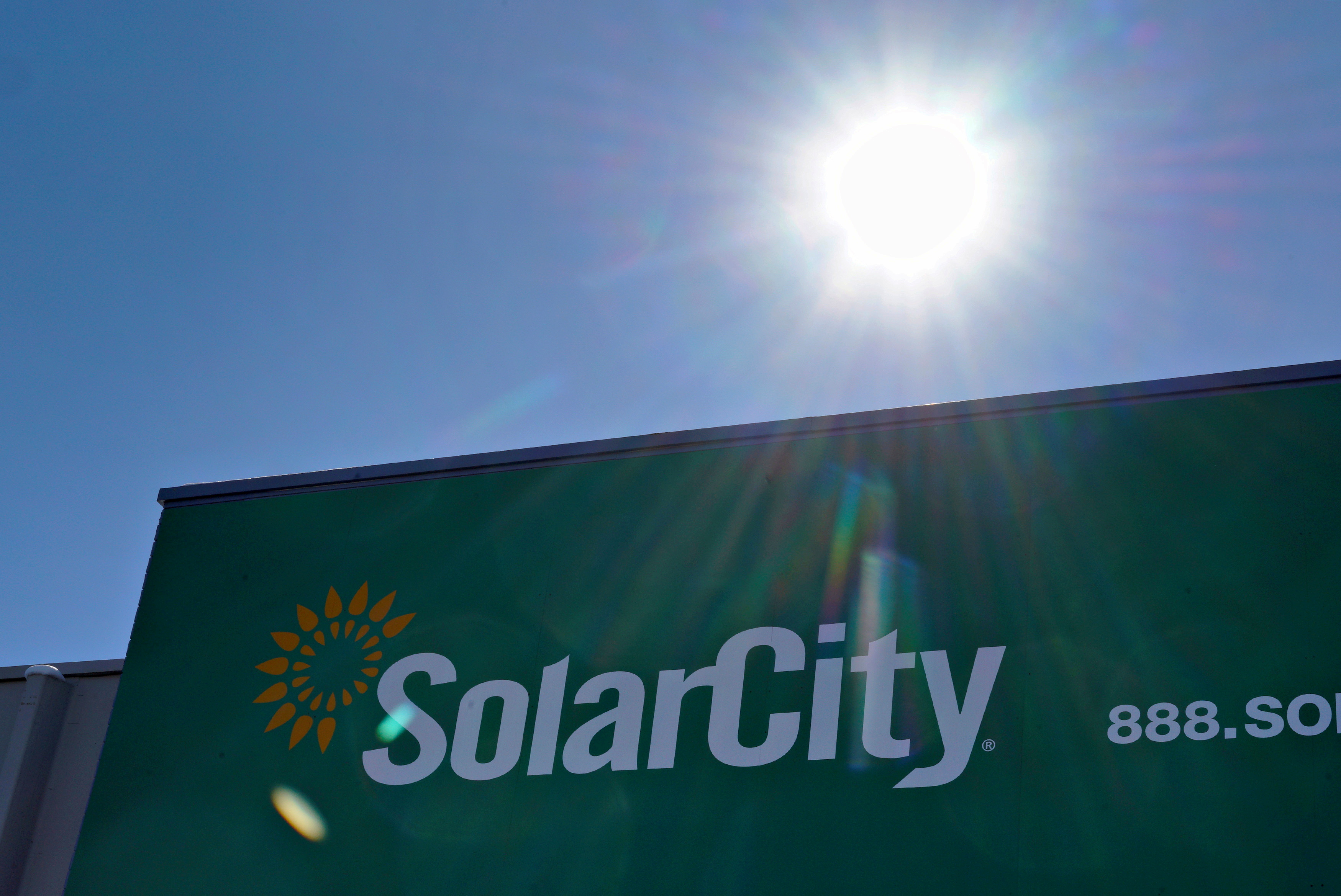 El logotipo de la compañía se ve en el edificio SolarCity en Denver el 17 de febrero de 2015. REUTERS / Rick Wilking / File Photo