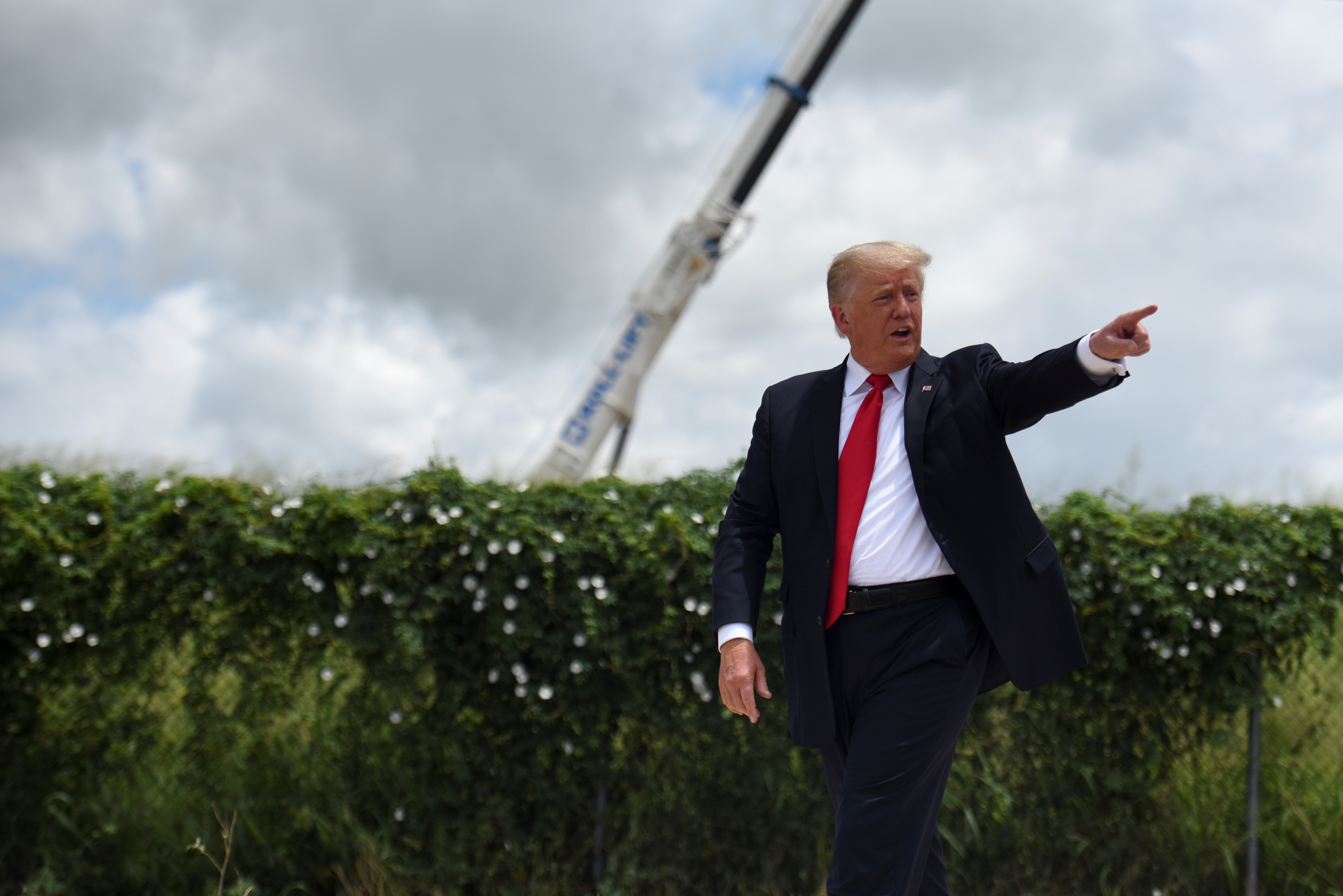Trump visits the U.S.-Mexico border