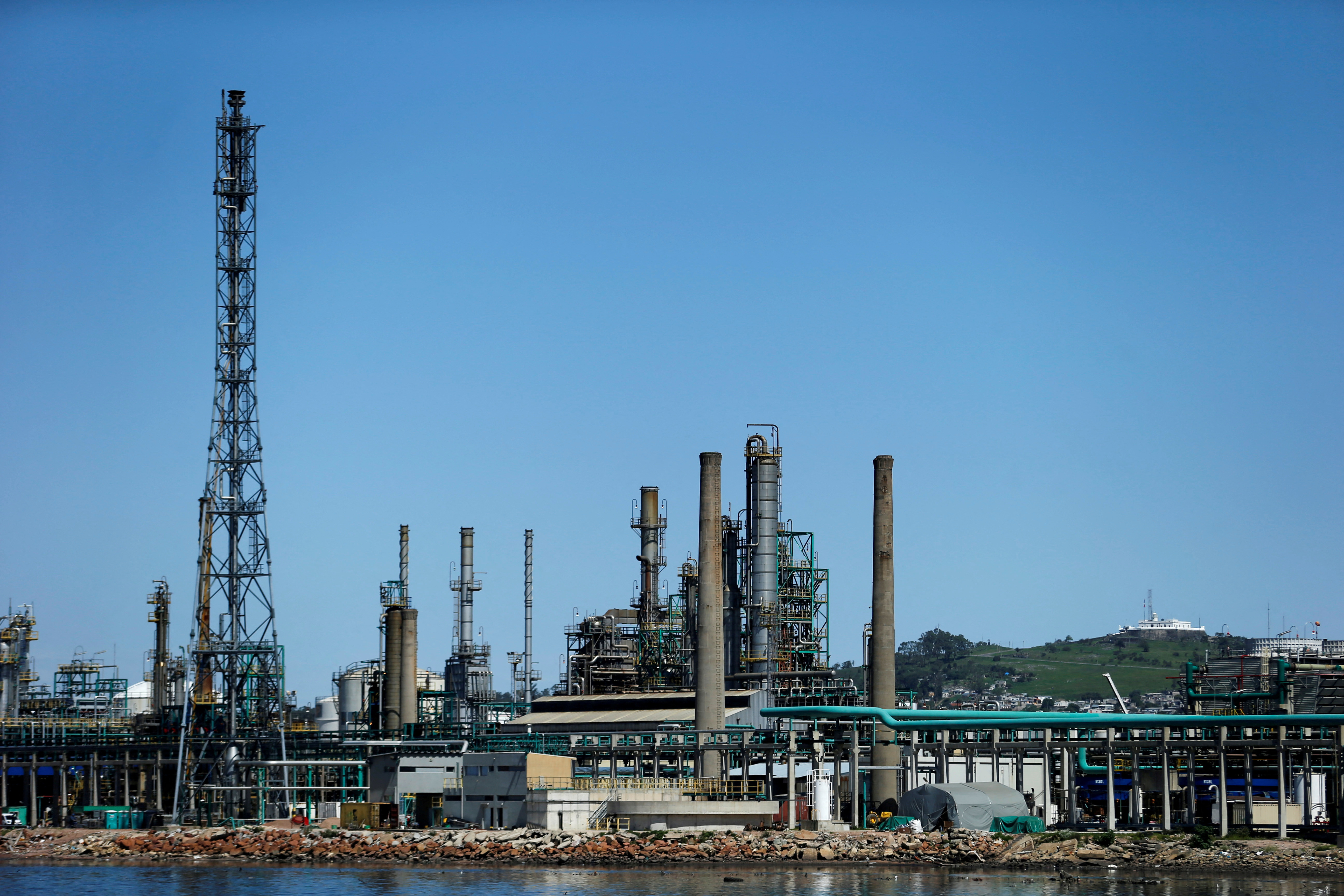 Los gigantes de la energía hacen apuestas tentativas sobre los “monstruosos” descubrimientos de petróleo en Uruguay.