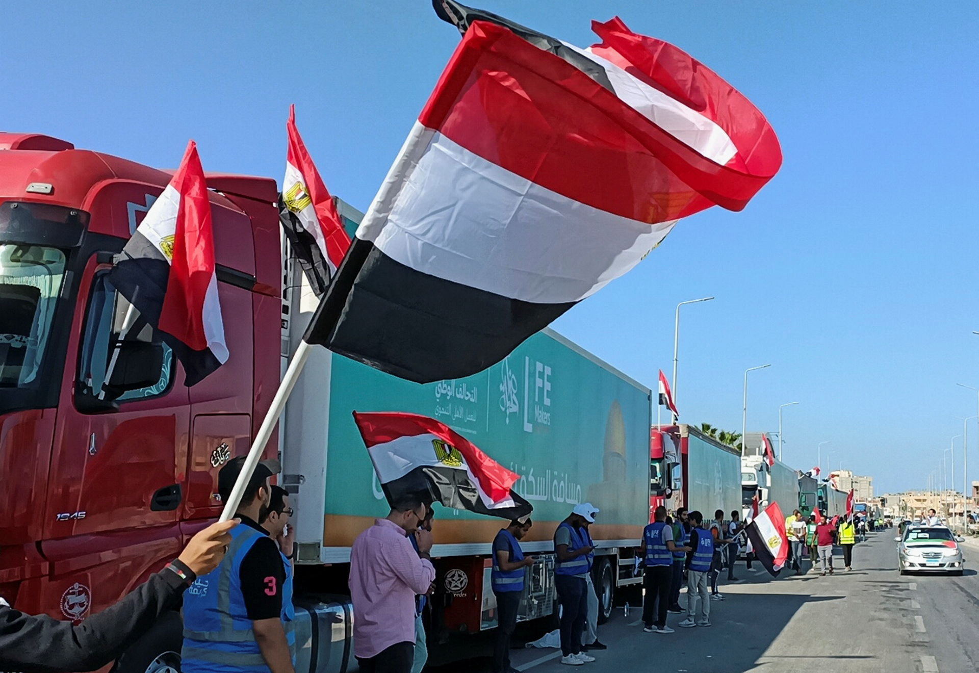 Xe tải chở hàng viện trợ nhân đạo cho người Palestine chờ thỏa thuận về cửa khẩu biên giới Rafah để vào Gaza, tại thành phố Al-Arish