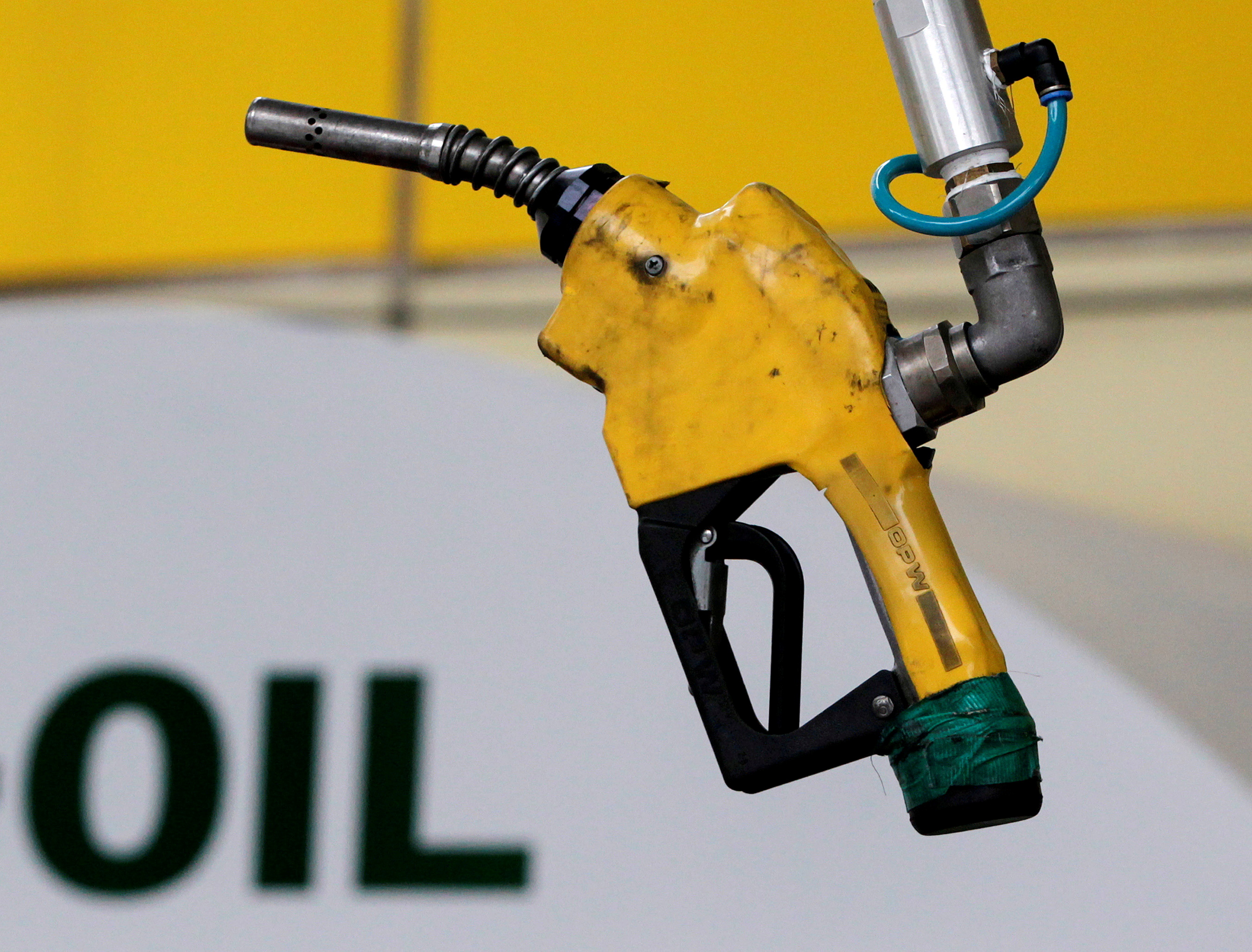 Oil settles lower, pares losses despite weak economic data | Reuters
