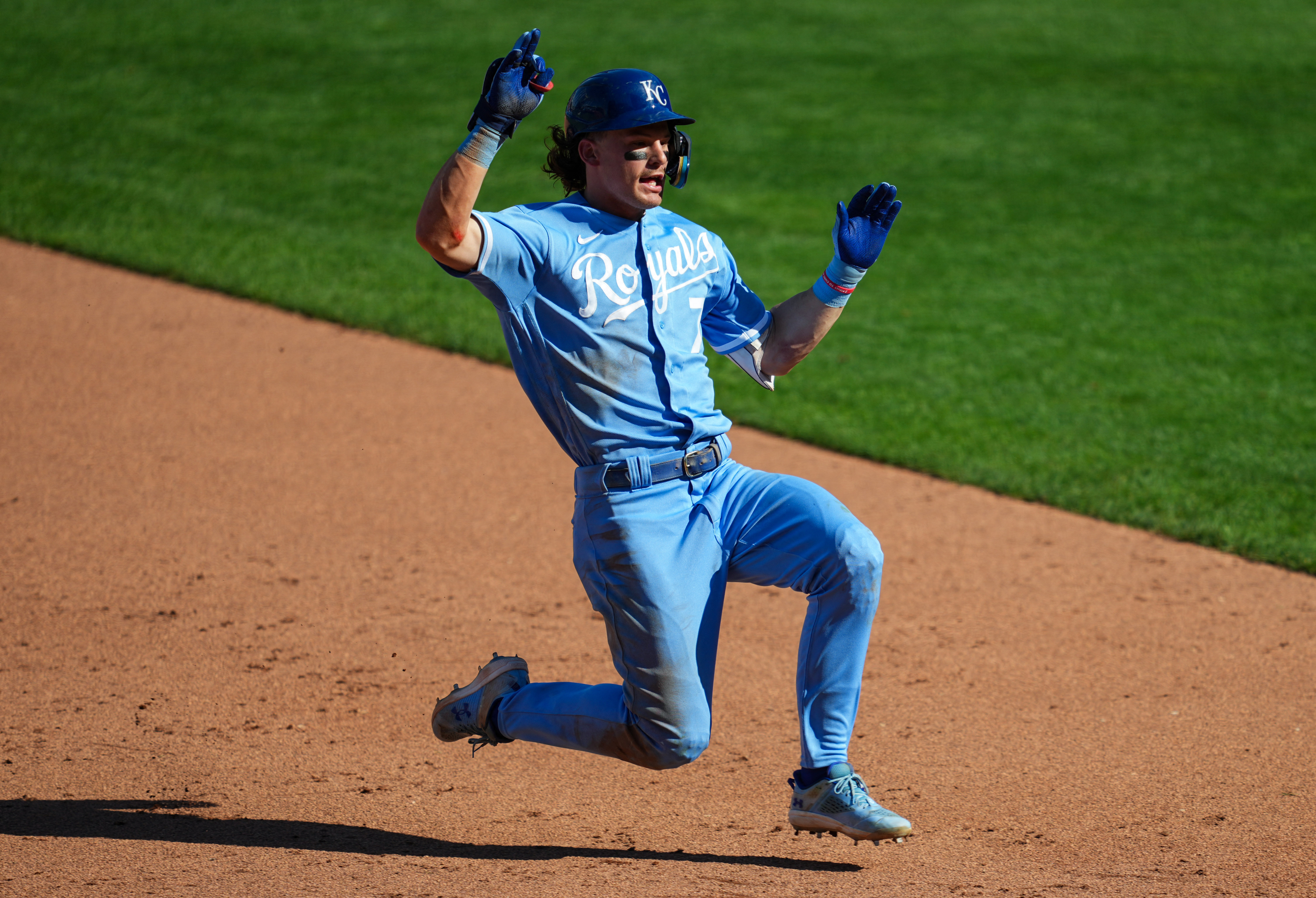 Cincinnati Reds blast four homers off Royals, leave Kansas City