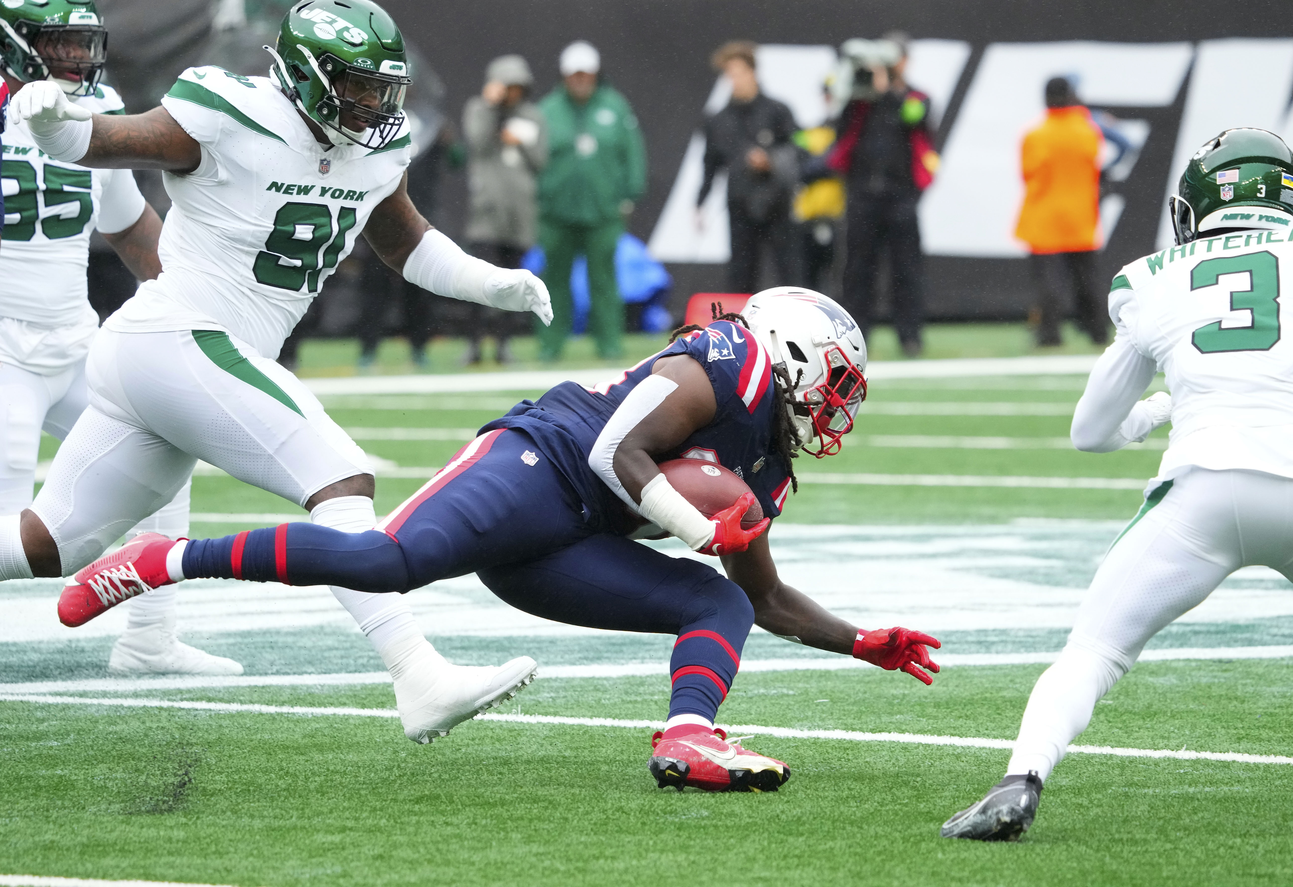 Patriots escape with 15th straight win over Jets