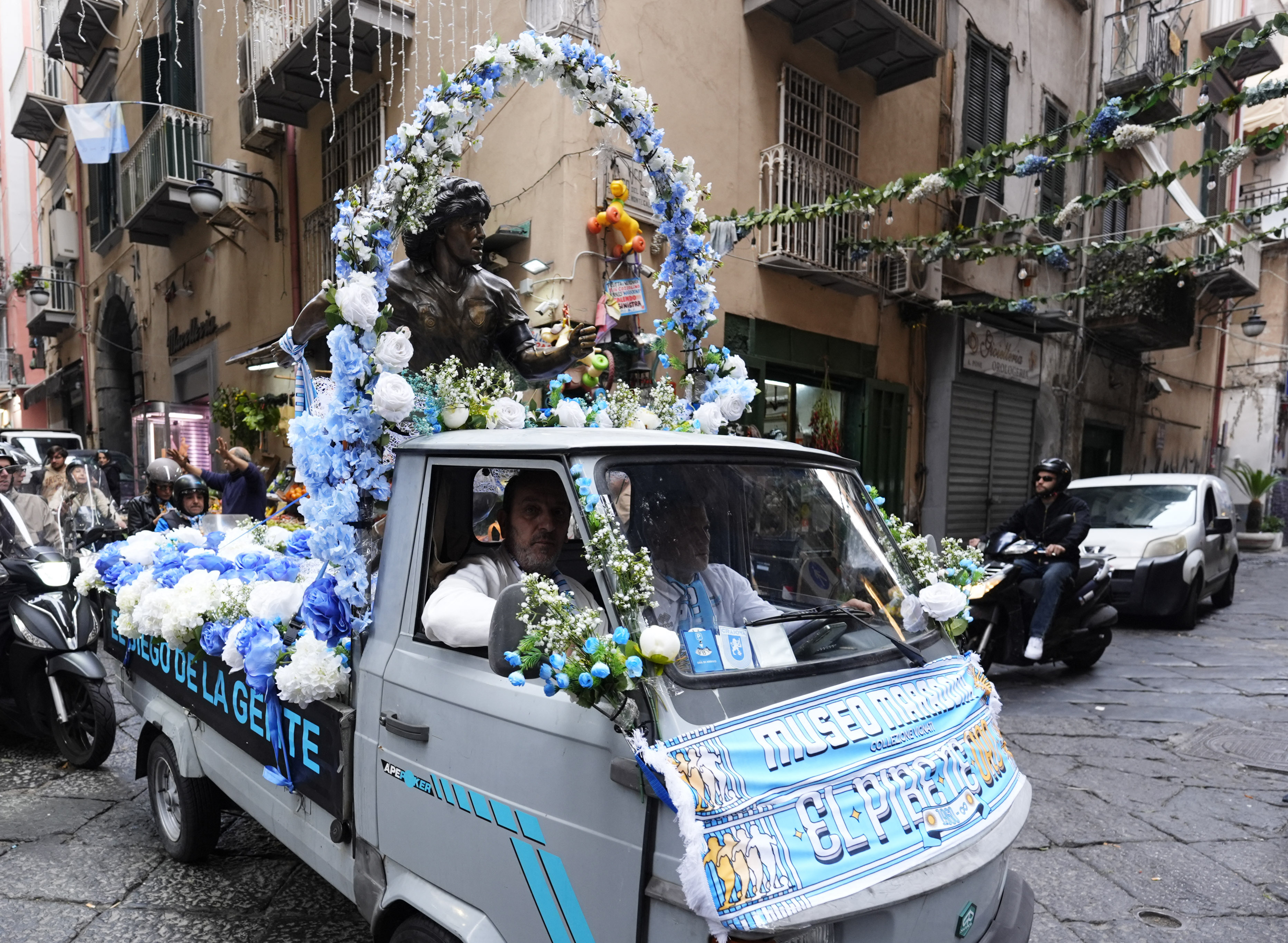 サッカー＝マラドーナ氏の銅像がナポリの街周回、生誕65年祝う | ロイター