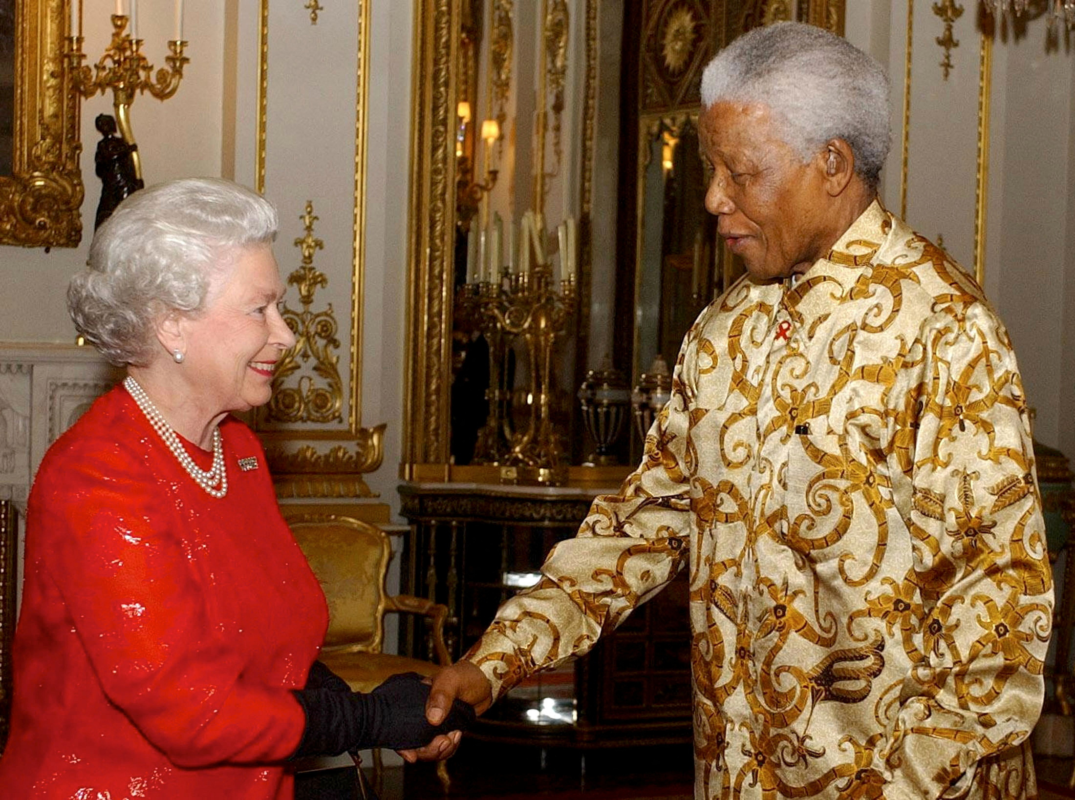 BRITAIN'S QUEEN ELIZABETH GREETS NELSON MANDELA AT BUCKINGHAM PALACE INLONDON.
