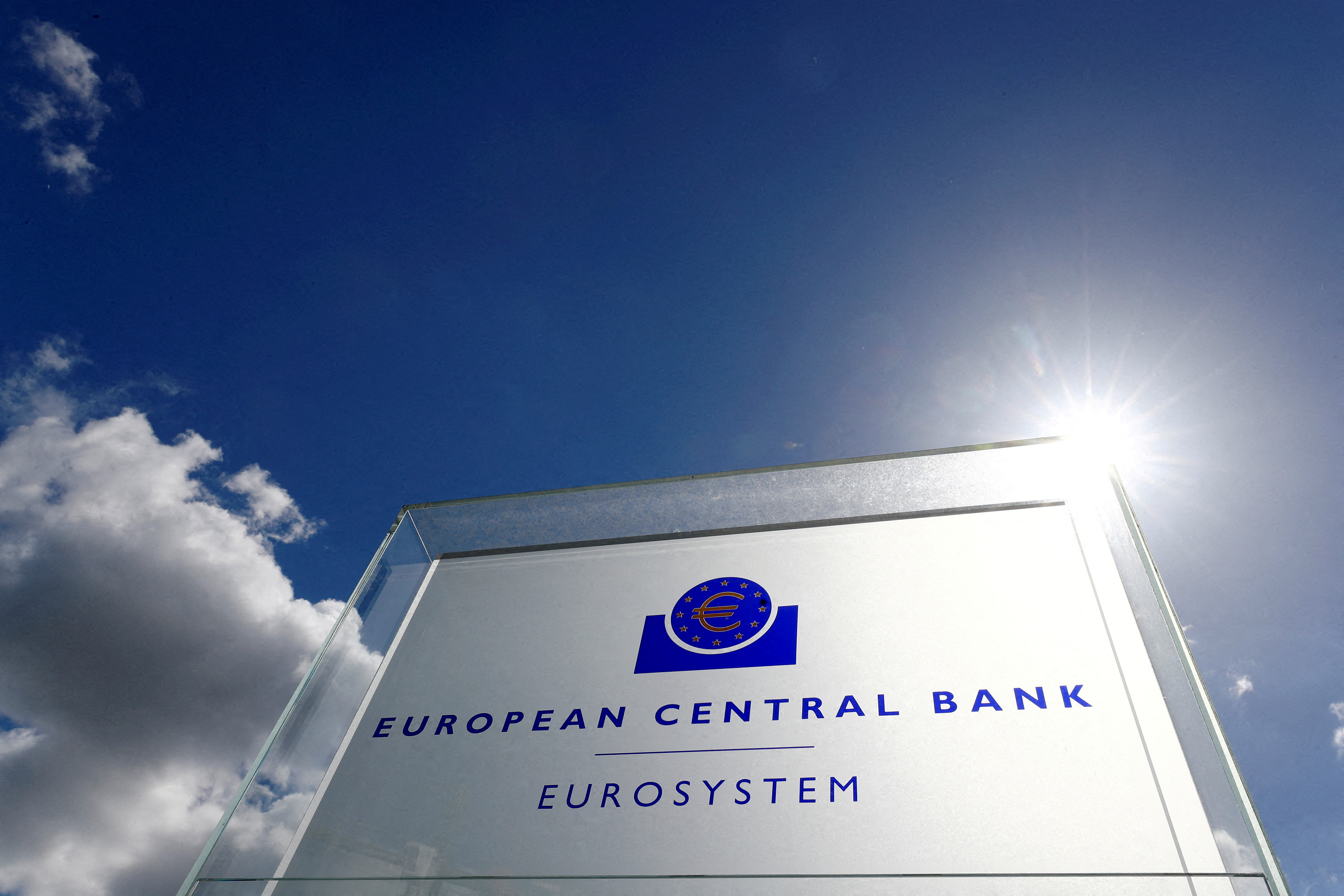 Логотип Европейского центрального банка (ЕЦБ) на фоне его штаб-квартиры во Франкфурте.