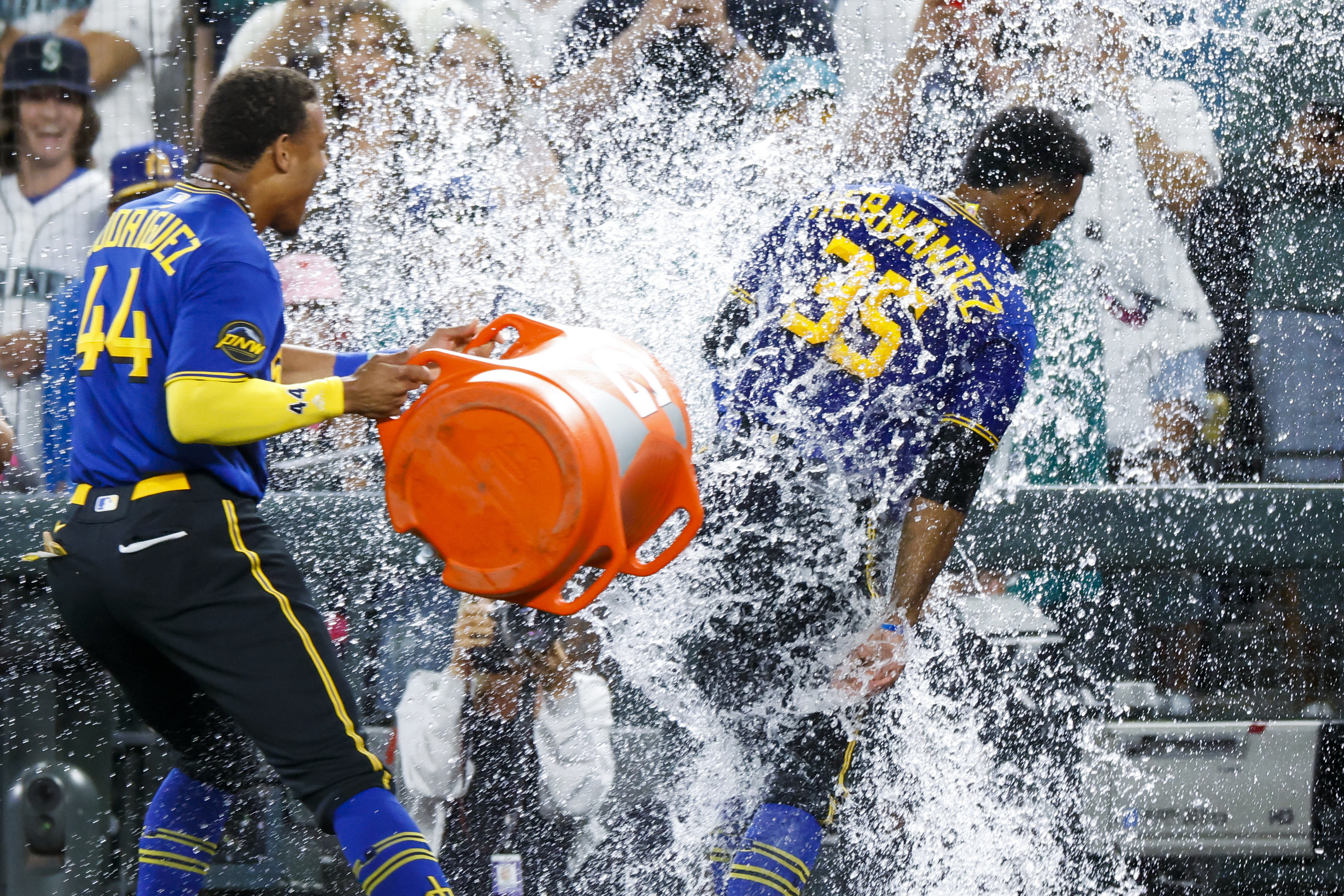 Hernández walks off old team as Mariners top Blue Jays 3-2