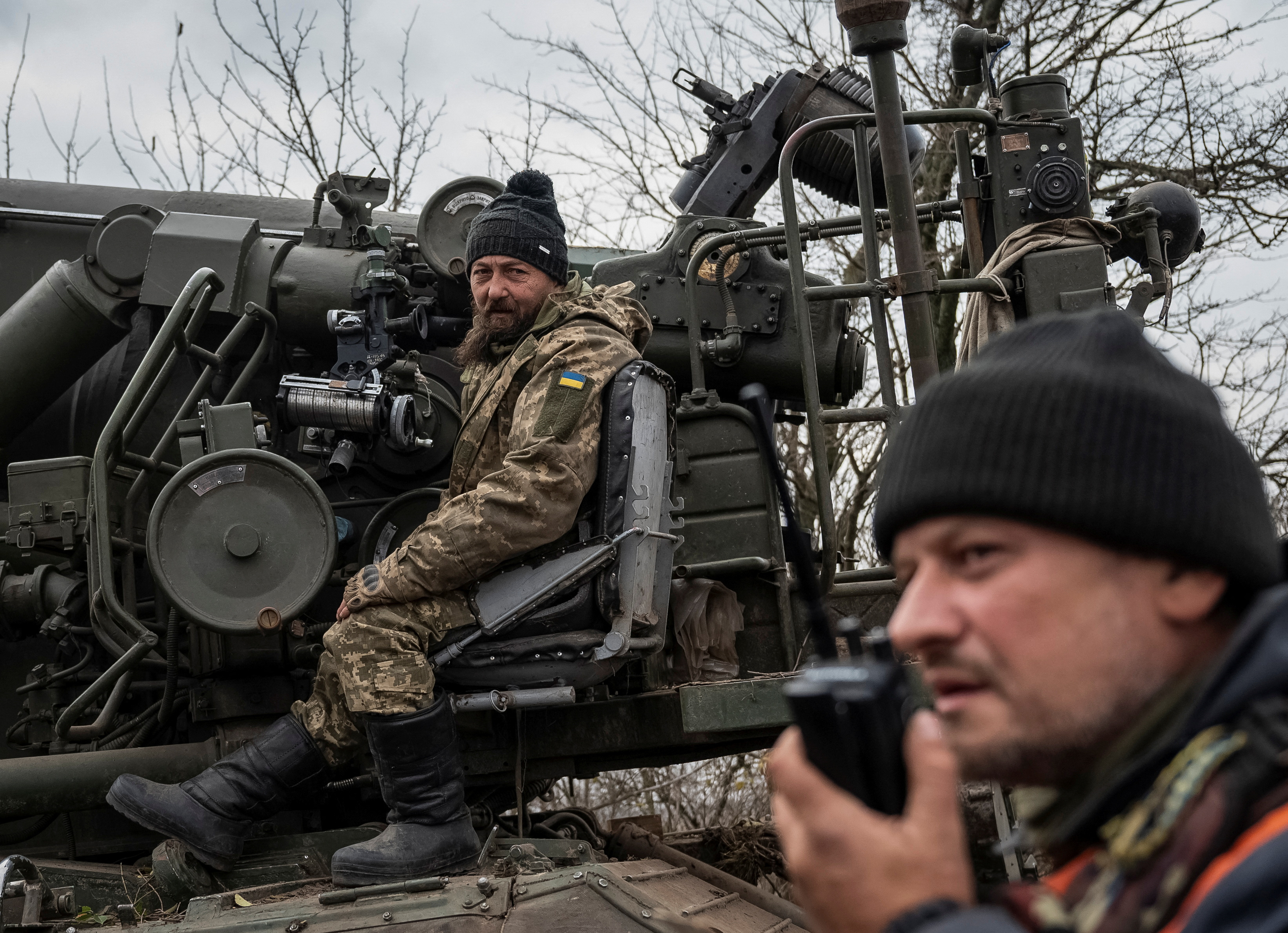Quân nhân Ukraine chuẩn bị pháo tự hành 2S7 Pion bắn vào một vị trí trên chiến tuyến ở vùng Kherson