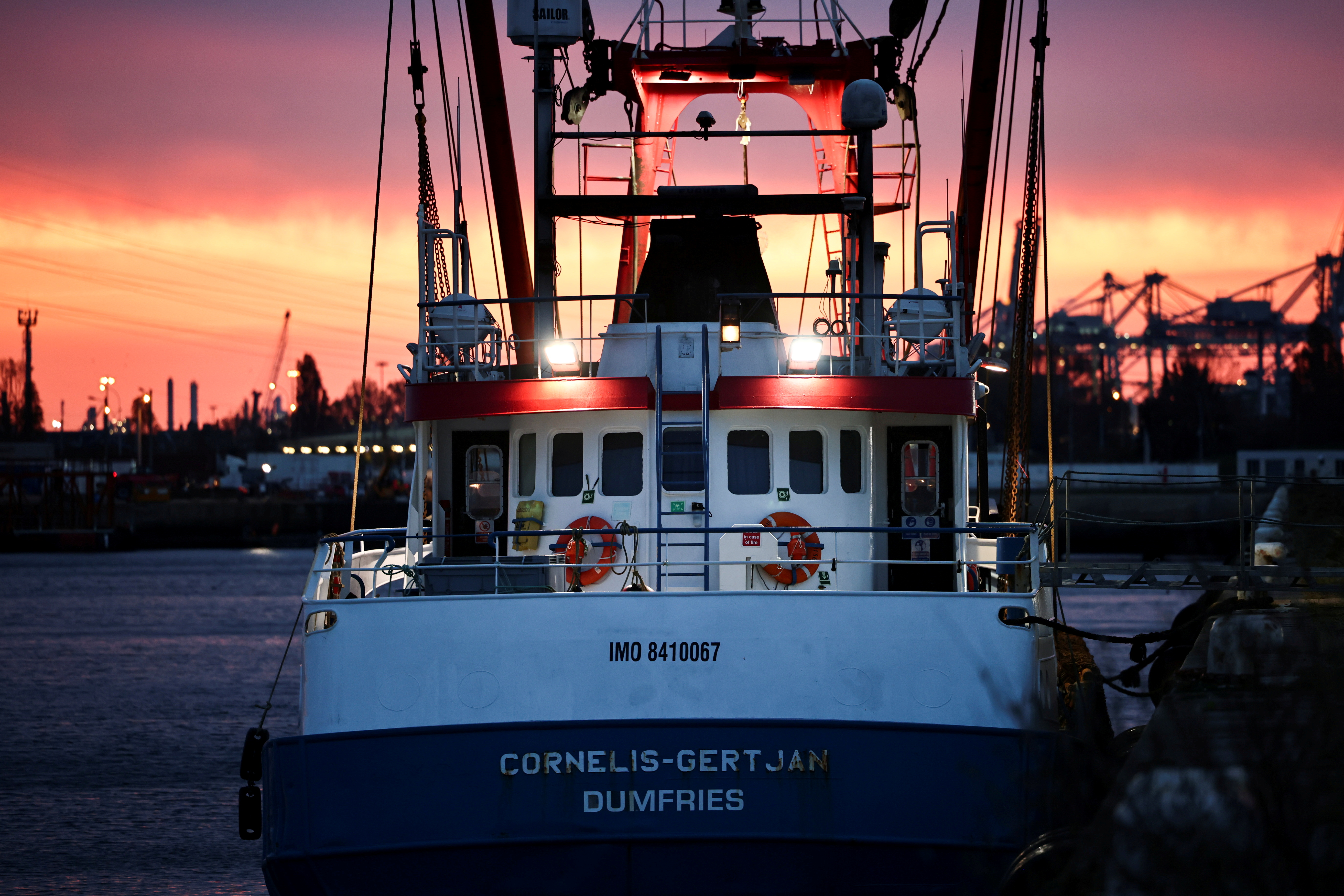 Një peshkarekë britanike Cornelis Gert Jan është parë e ankoruar në portin e Le Havre, pasi Franca kapi të enjten një peshkarekë britanike që peshkonte në ujërat e saj territoriale pa licencë, në Le Havre, Francë, 29 tetor 2021. REUTERS/Sarah Meyssonnier/File Foto