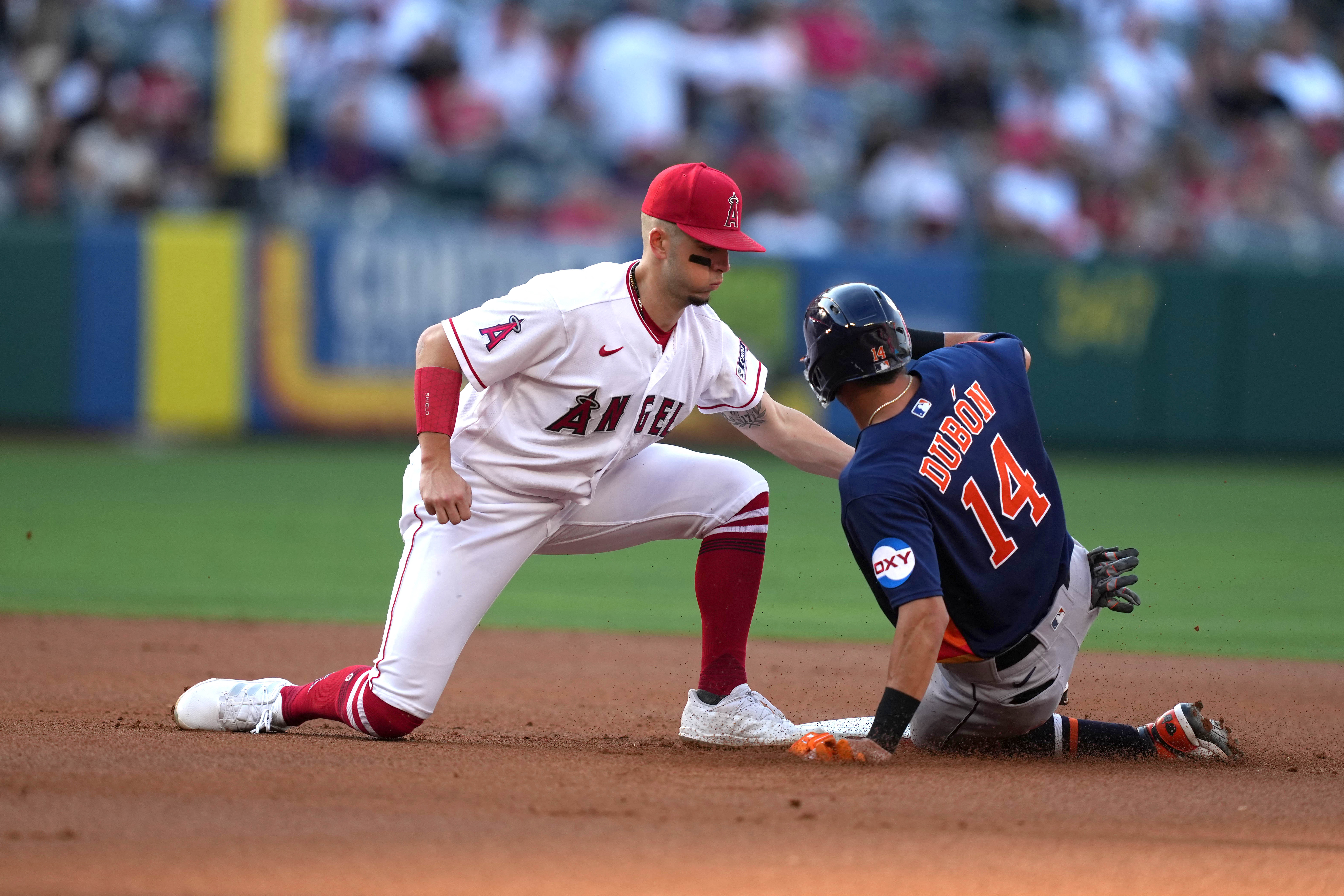 Angels sneak by Astros thanks to 10th-inning error