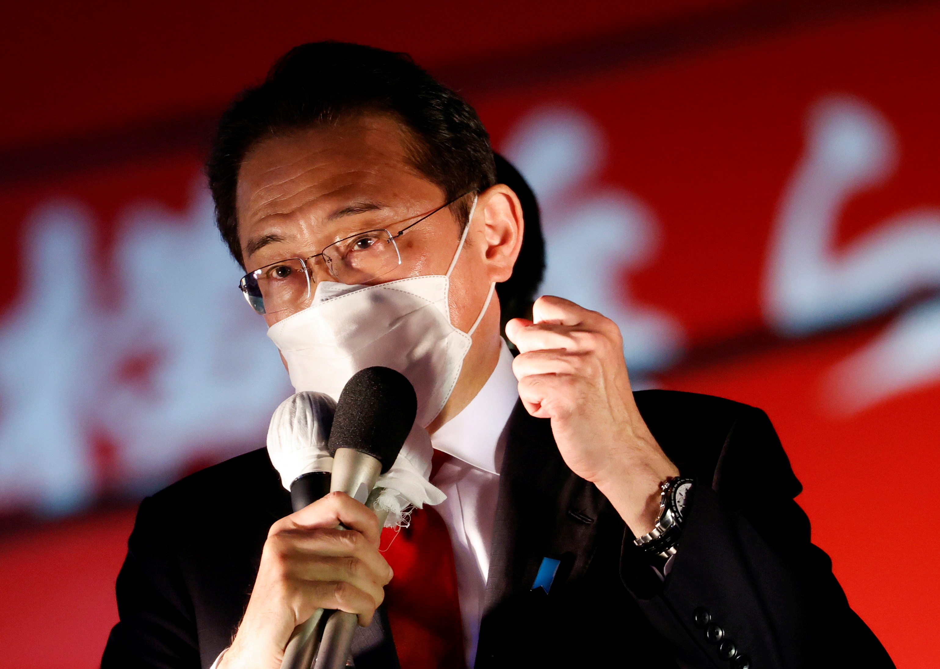 Japan's Prime Minister Fumio Kishida, who is also the President of the ruling Liberal Democratic Party, delivers a speech to voters from atop the campaigning bus on the last day of campaigning for the October 31 lower house election, amid the coronavirus disease (COVID-19) pandemic, in Tokyo, Japan October 30, 2021. REUTERS/Issei Kato/File Photo