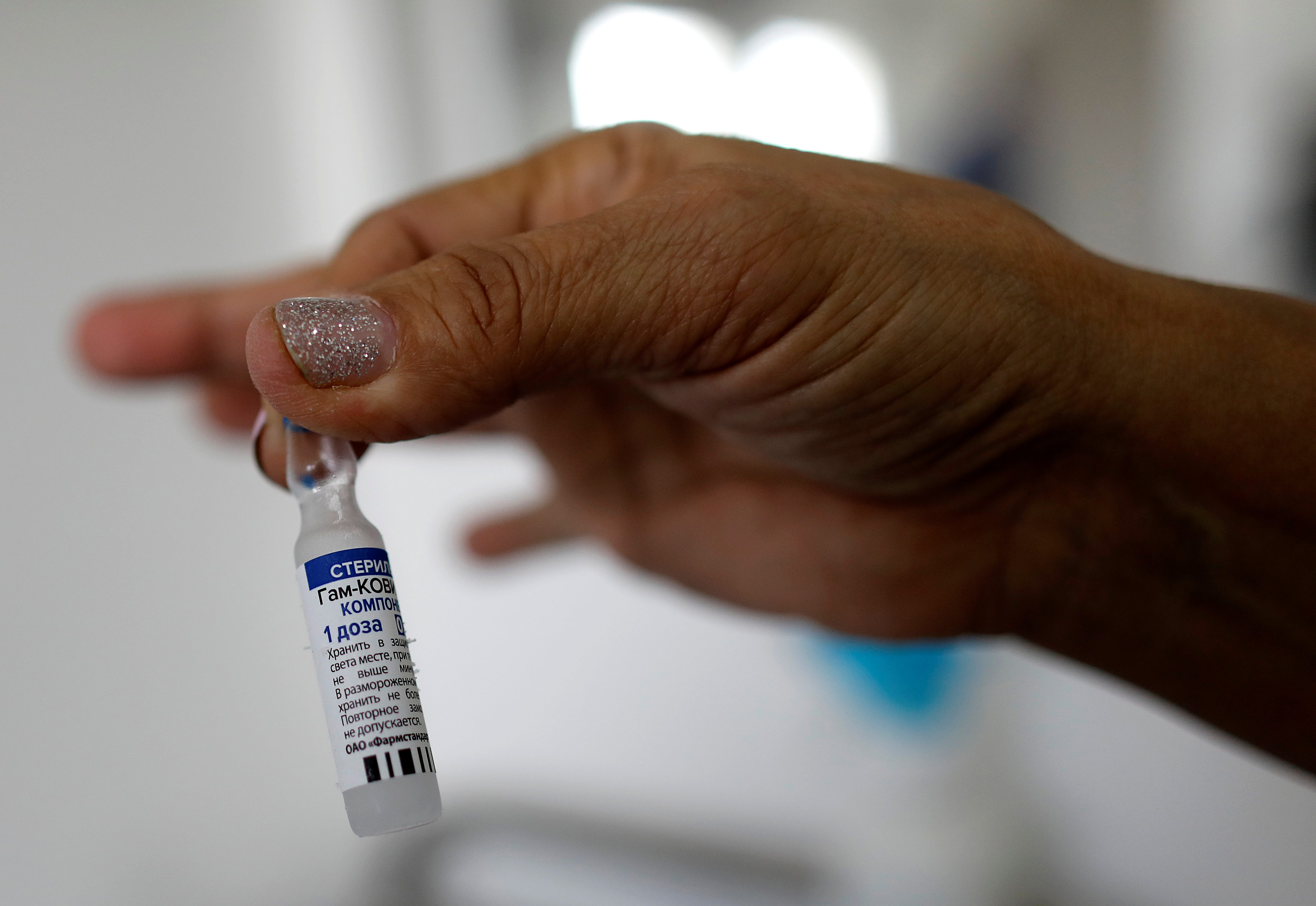 A medical worker prepares a dose of the Sputnik V vaccine against the coronavirus disease (COVID-19) in Caracas, Venezuela April 9, 2021. REUTERS/Leonardo Fernandez Viloria 