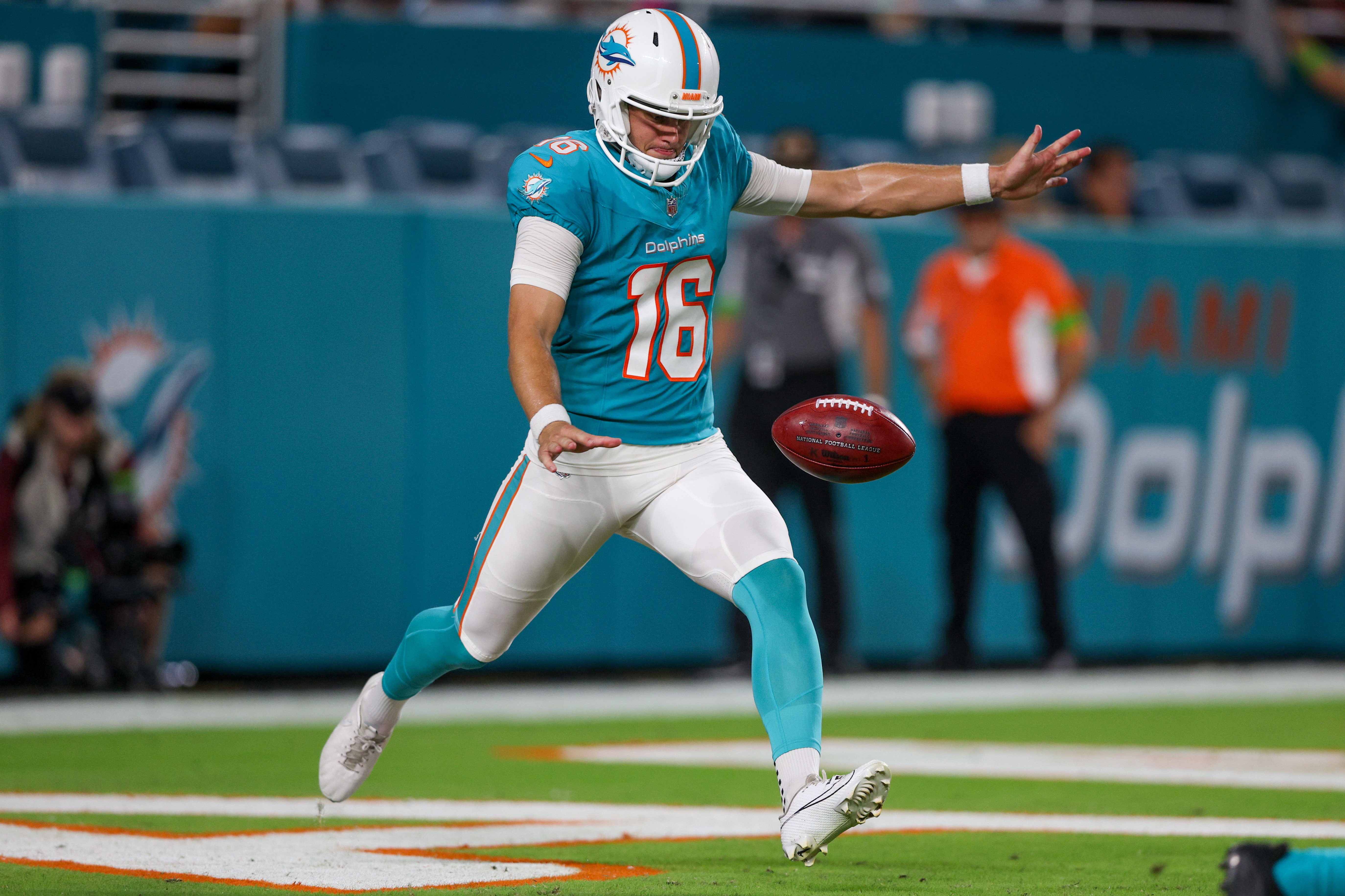 Atlanta Falcons running back Godwin Igwebuike sprints through Miami  Dolphins for an 11-yard TD run