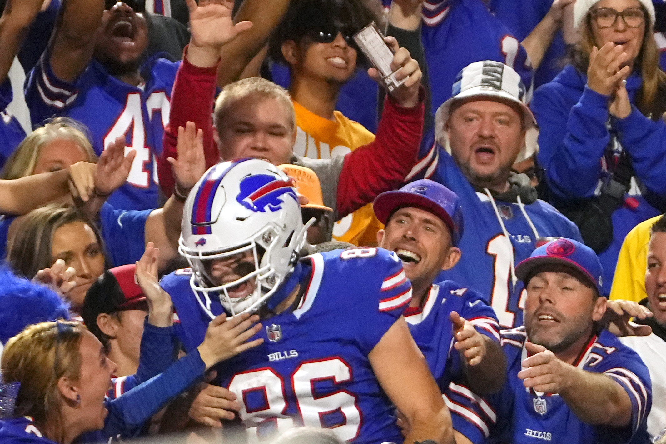 Josh Allen (3 TDs), Bills fend off Bucs | Reuters