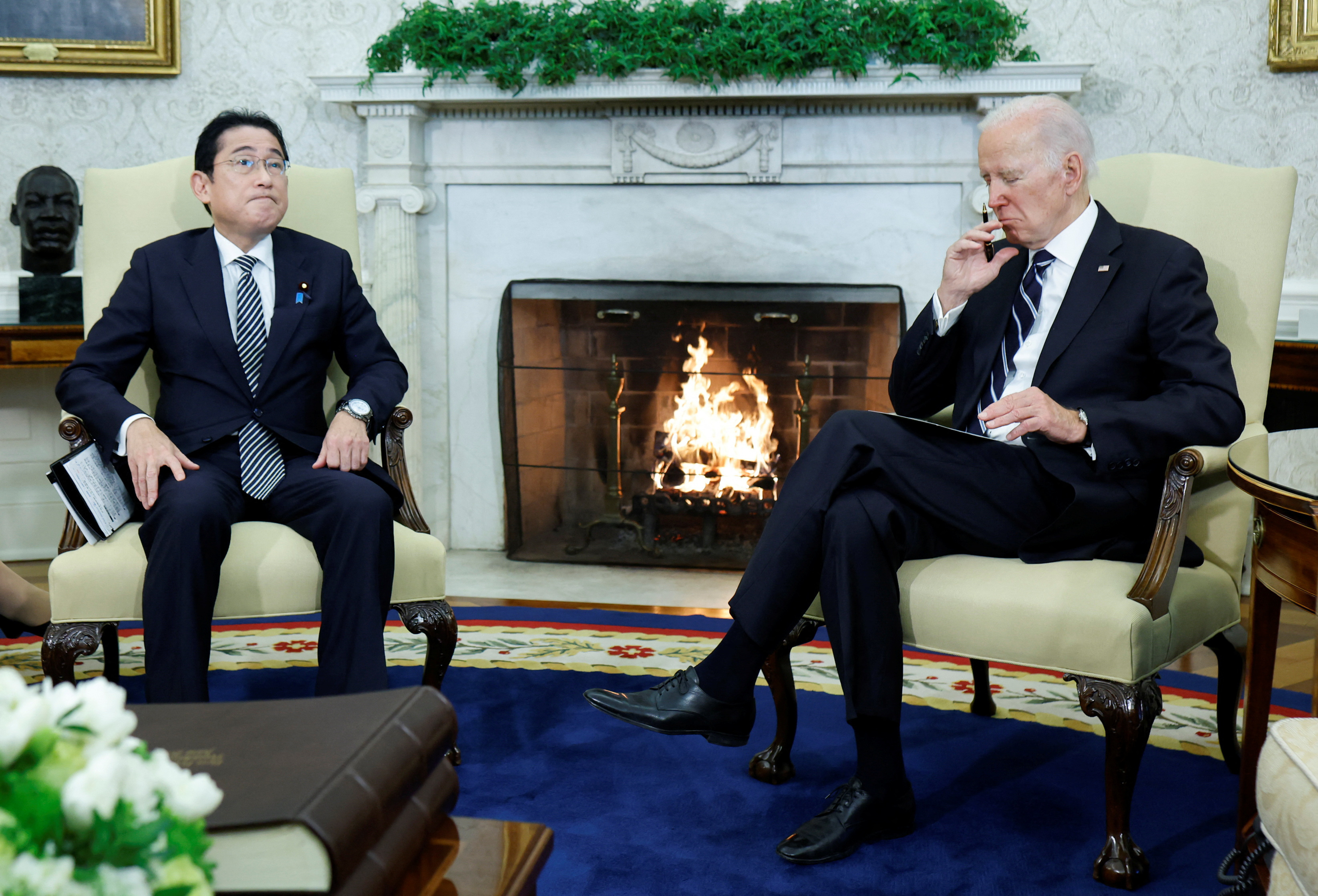 Japanese Prime Minister Fumio Kishida behind a bodyguard in Bucha March  2023 [2241x2867] : r/MilitaryPorn