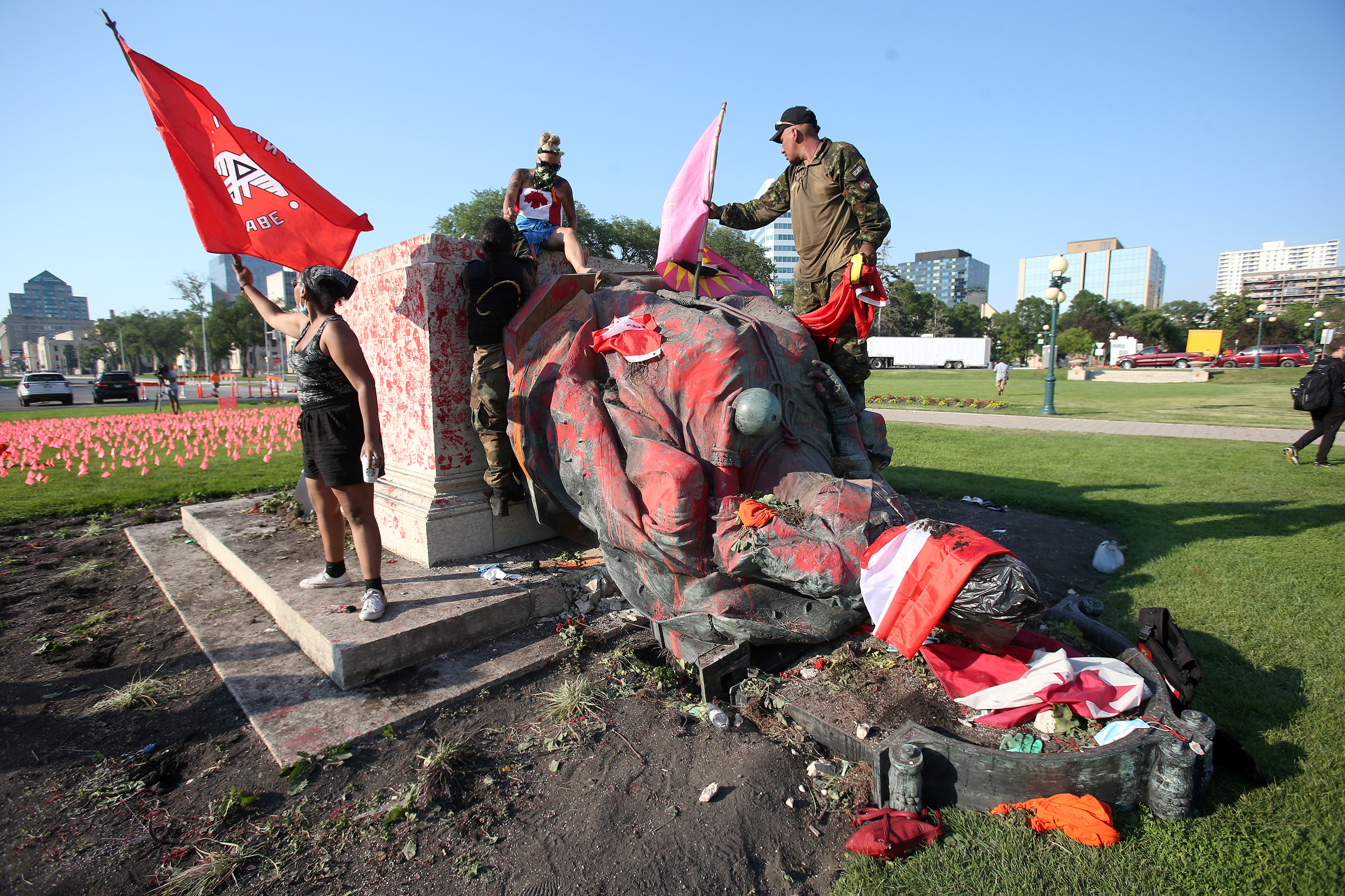 Una estatua desfigurada de la reina Victoria yace después de ser derribada durante un mitin en el Día de Canadá en Winnipeg