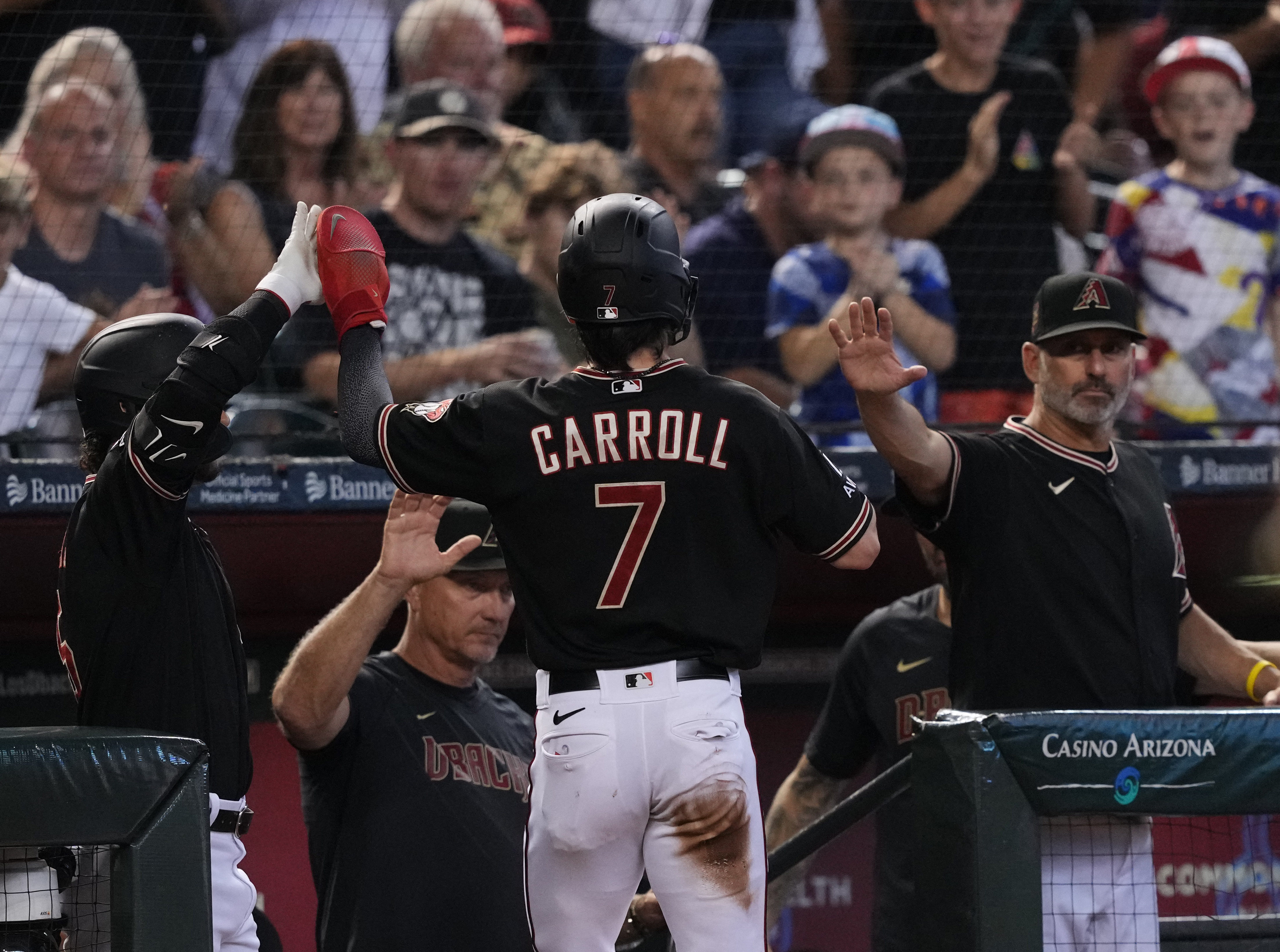 Reds halt D-backs' winning streak on balk in 11th