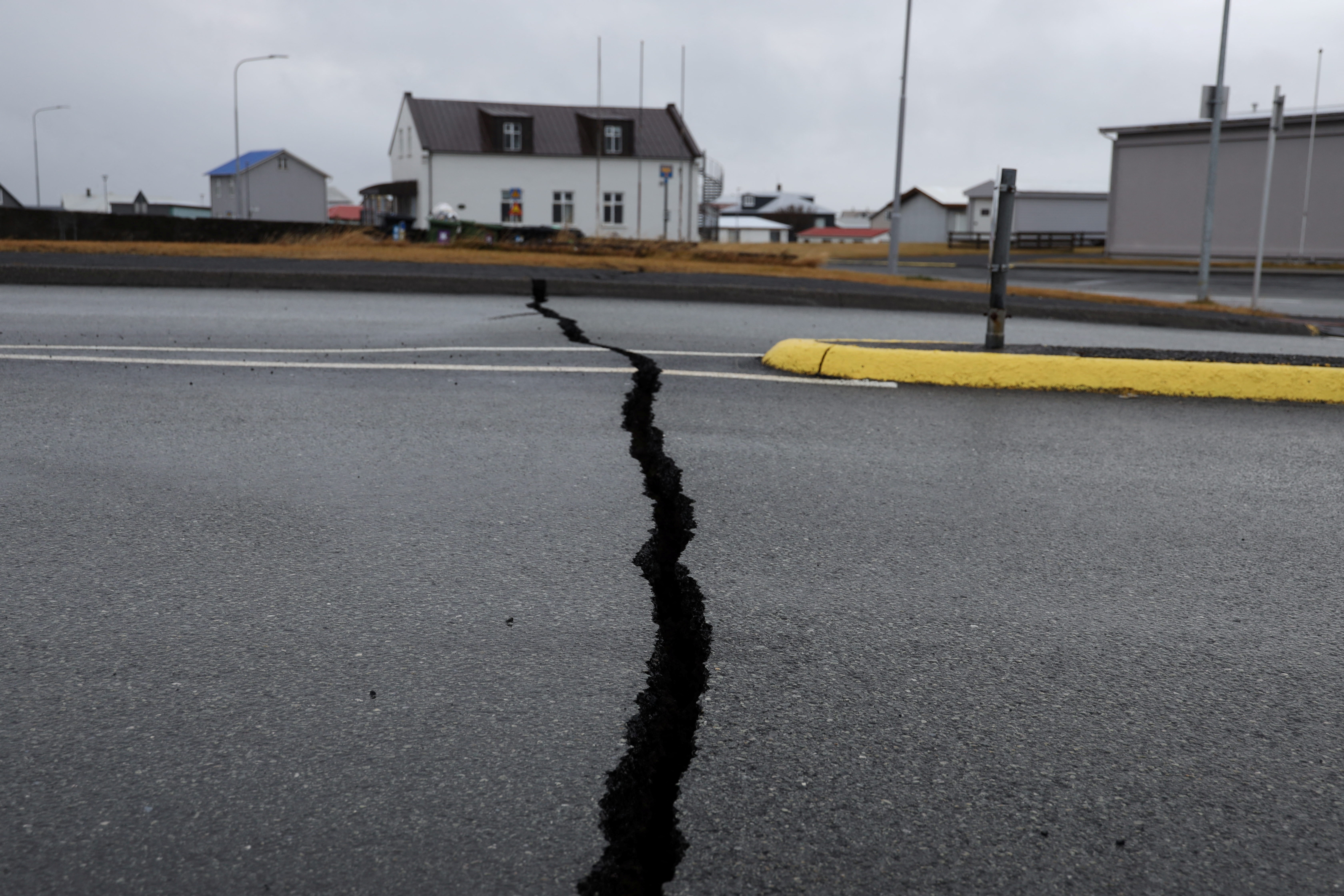 Iceland's Blue Lagoon spa closes temporarily as earthquakes put area on  alert for volcanic eruption