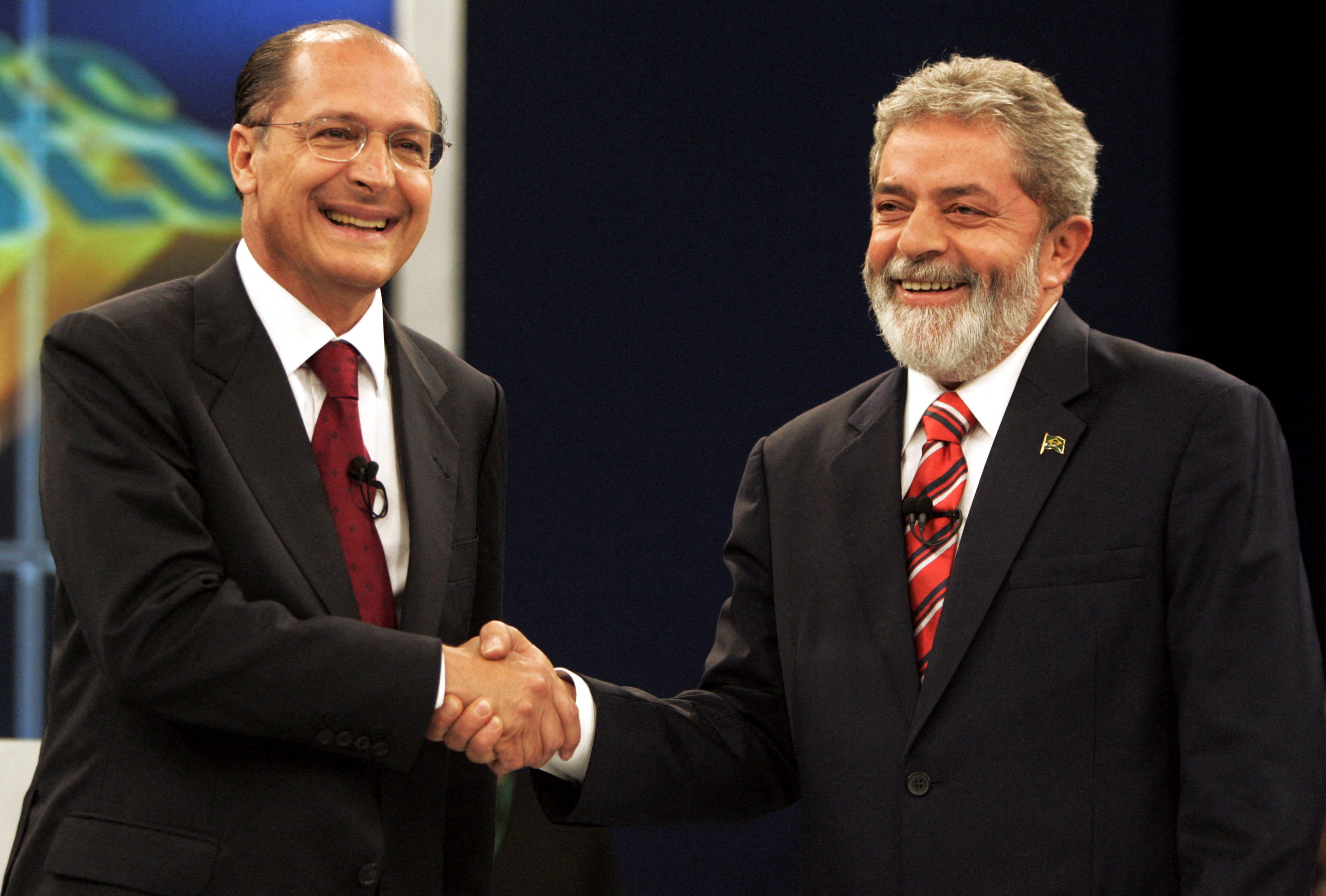 Opposition presidential candidate Alckmin shakes hands with Brazil's President Lula in Rio de Janeiro
