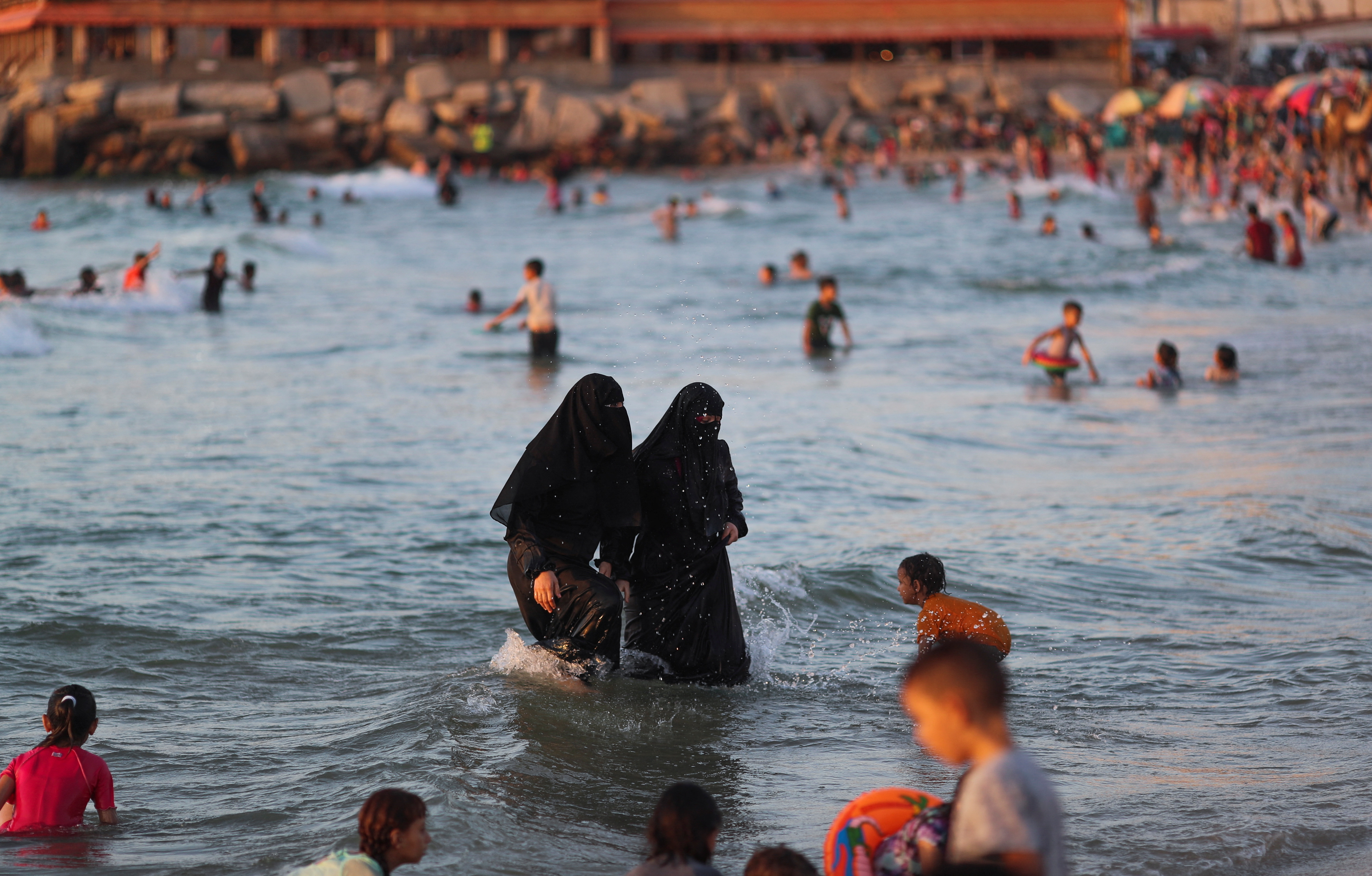 Gazans enjoy rare clean seawaters in years