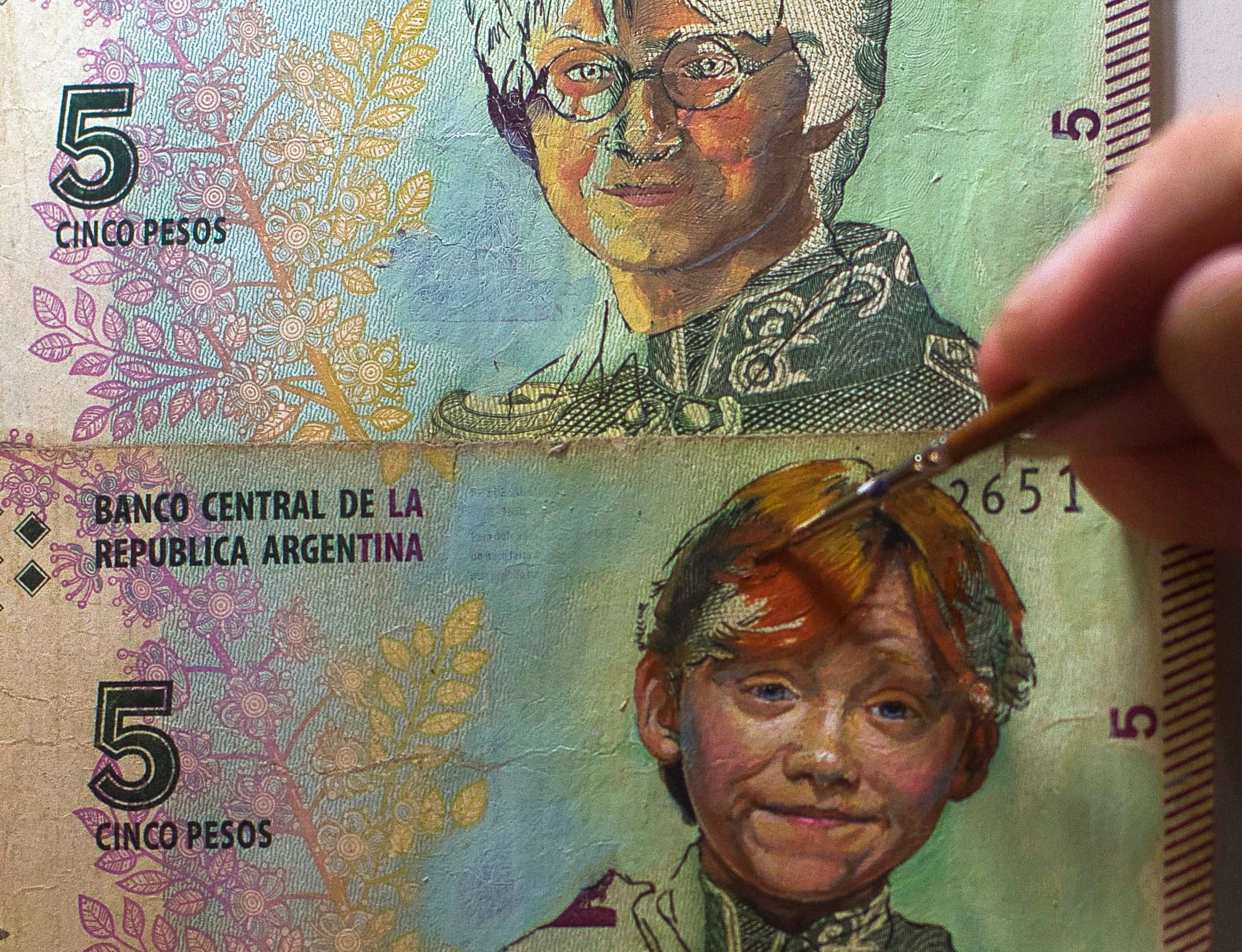 Argentine artist paints on inflation-hit bank notes | Reuters