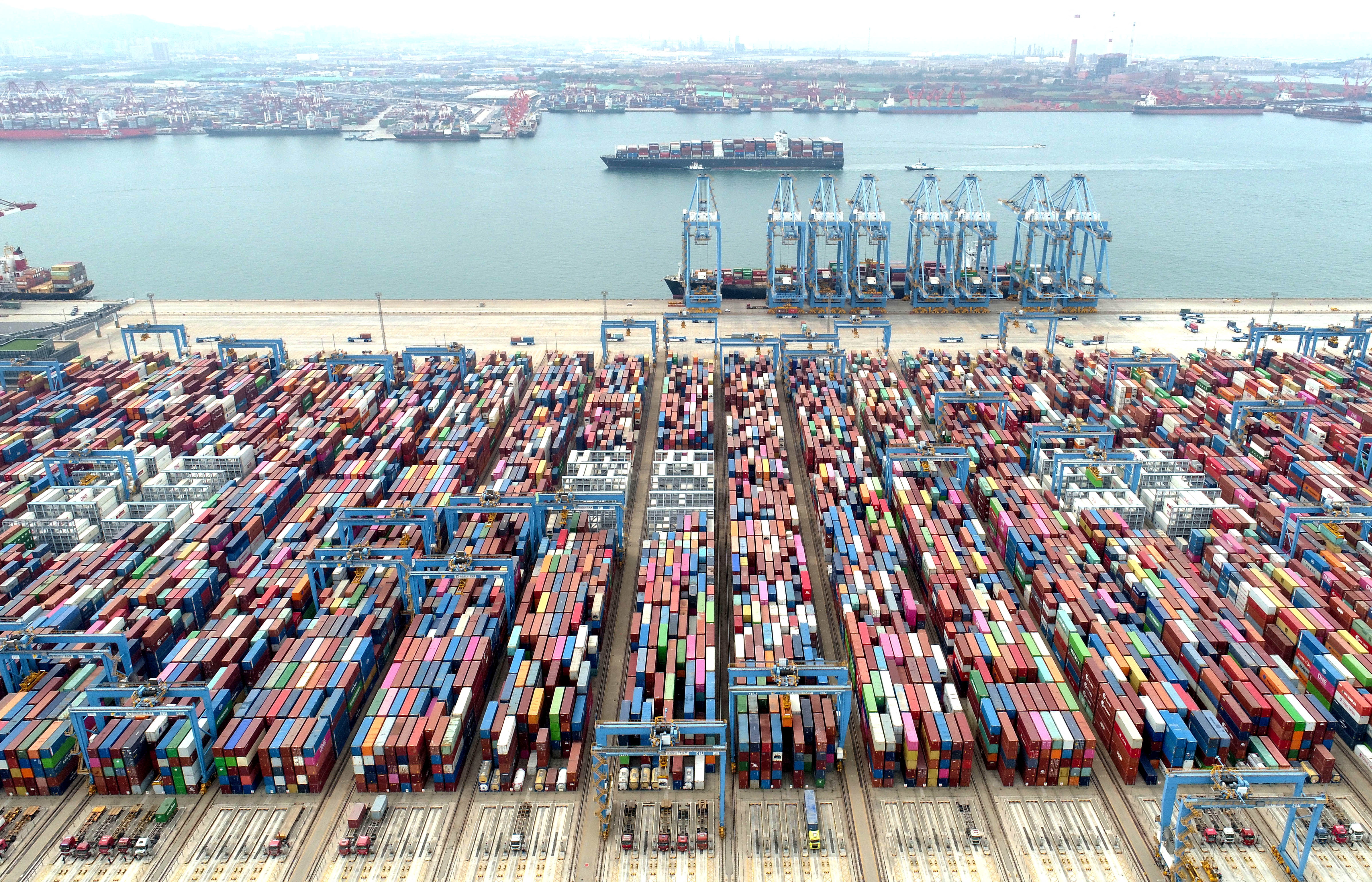 Container und Frachtschiffe im Hafen von Qingdao
