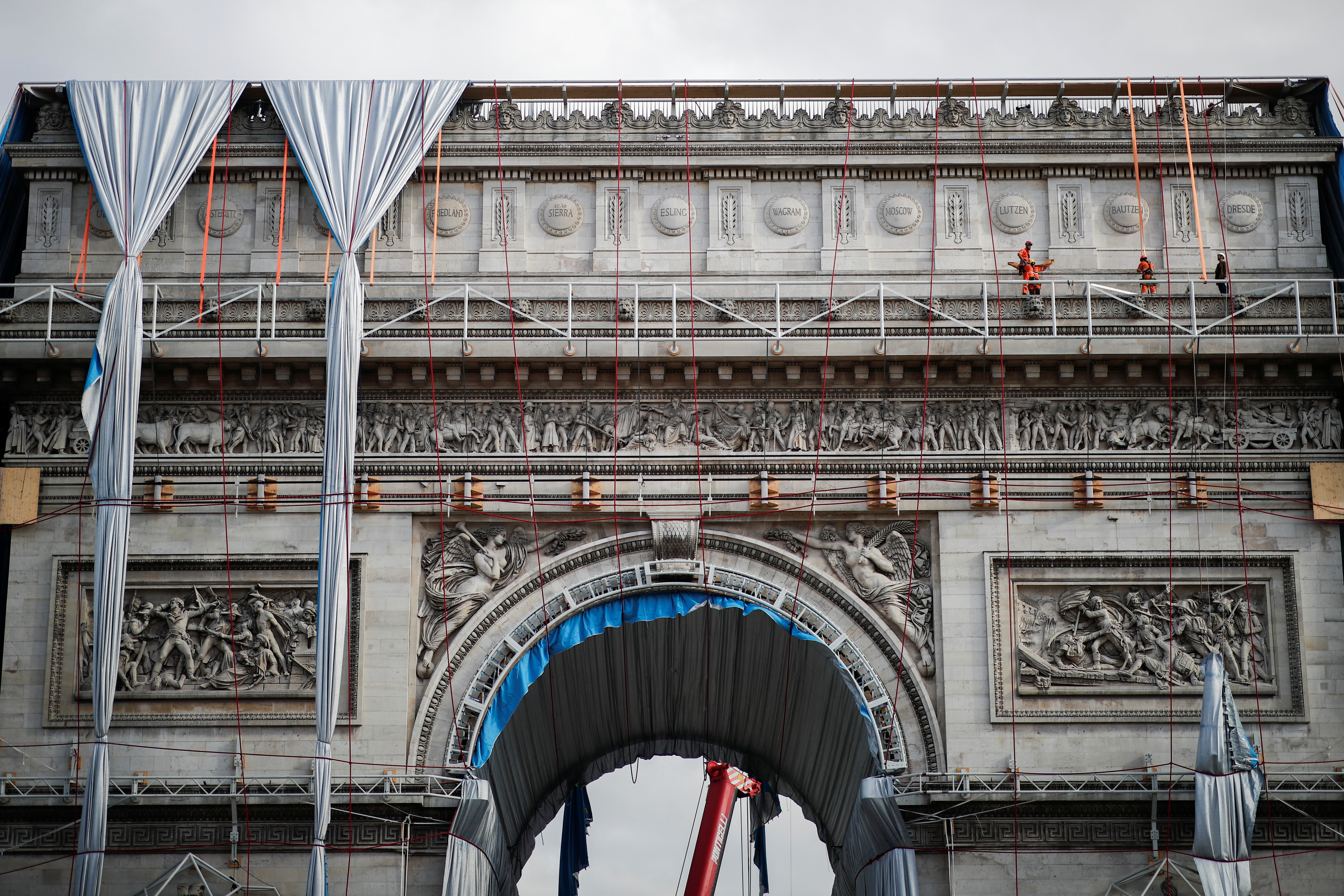 Retirada del monumento del Arco de Triunfo totalmente envuelto en la avenida de los Campos Elíseos en París