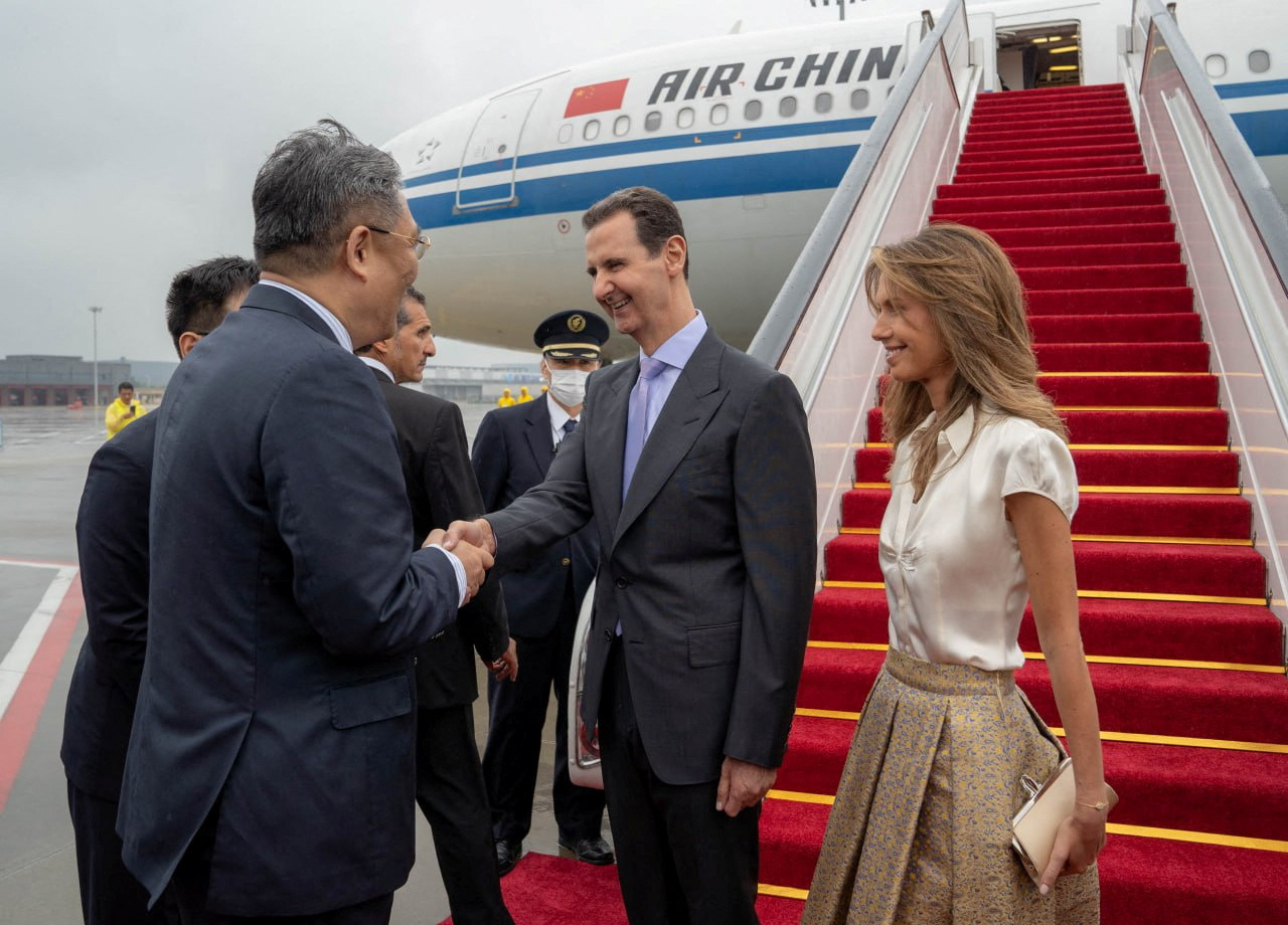 Syria's President Bashar al-Assad and his wife Asma are welcomed upon their arrival at Hangzhou airport