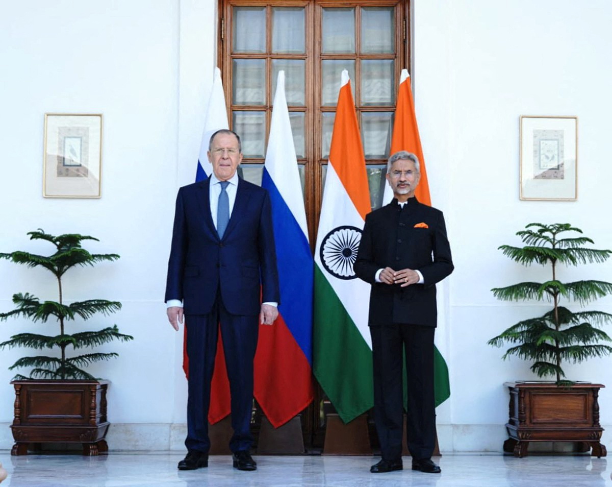 El ministro de Relaciones Exteriores de la India, Jaishankar, y su homólogo ruso, Lavrov, son vistos antes de su reunión en Nueva Delhi