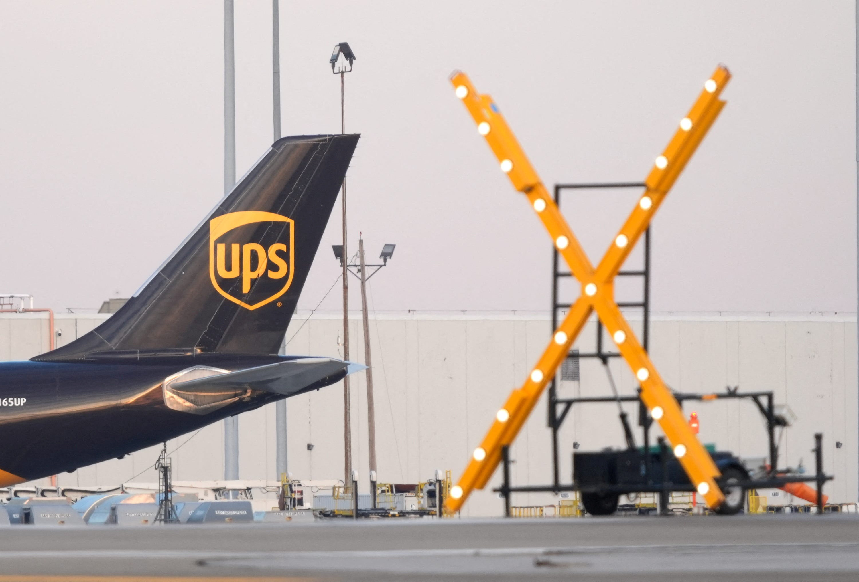 UPS輸送拠点、6日にも業務再開 12人死亡の墜落事故で閉鎖 | ロイター