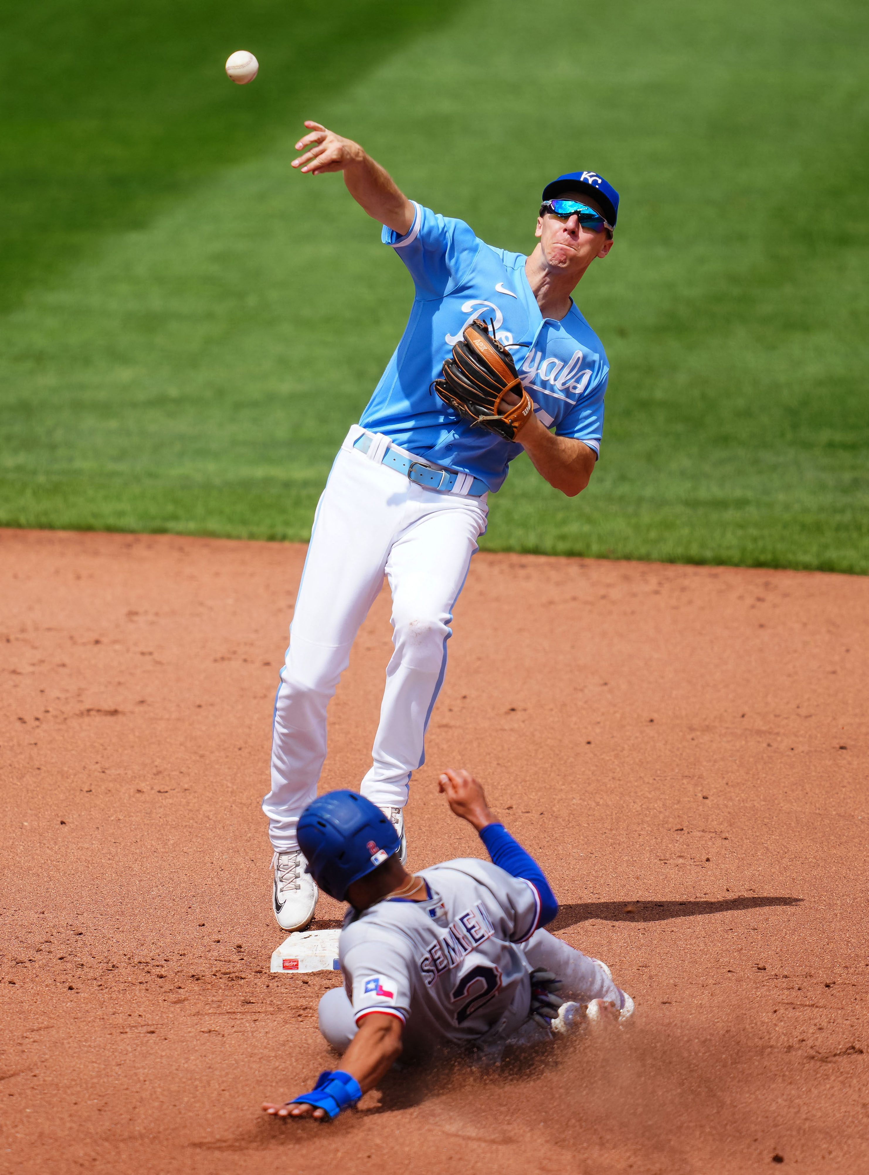 Rangers complete sweep of Royals with offensive barrage